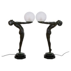 Paire de lampes de sculpture Art Déco Max Le Verrier Clarte, nu avec une boule de verre