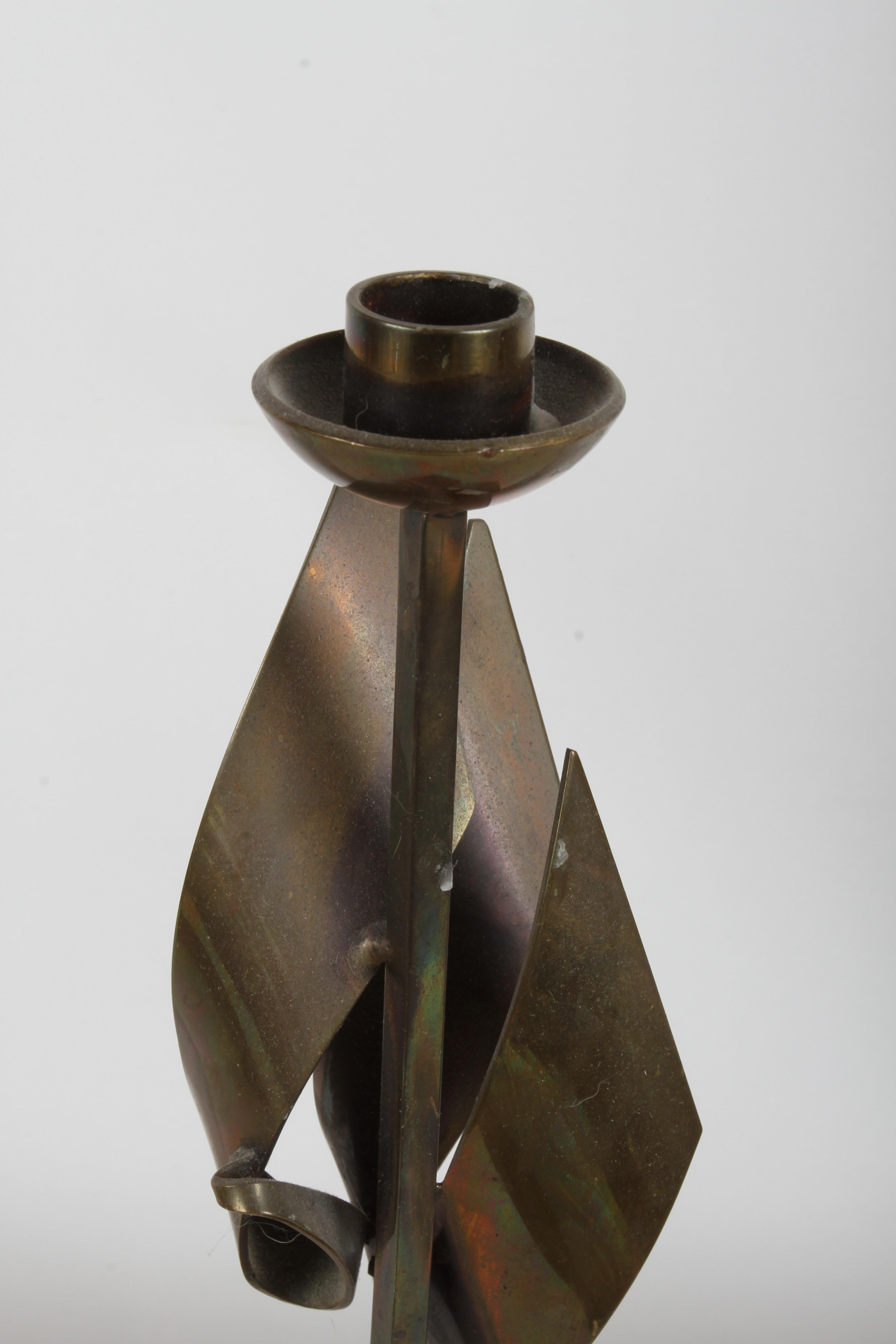 Coppia di portacandele brutalisti in bronzo di Maxwell M. Chayat del 1960, scultura a fiamma in vendita 3