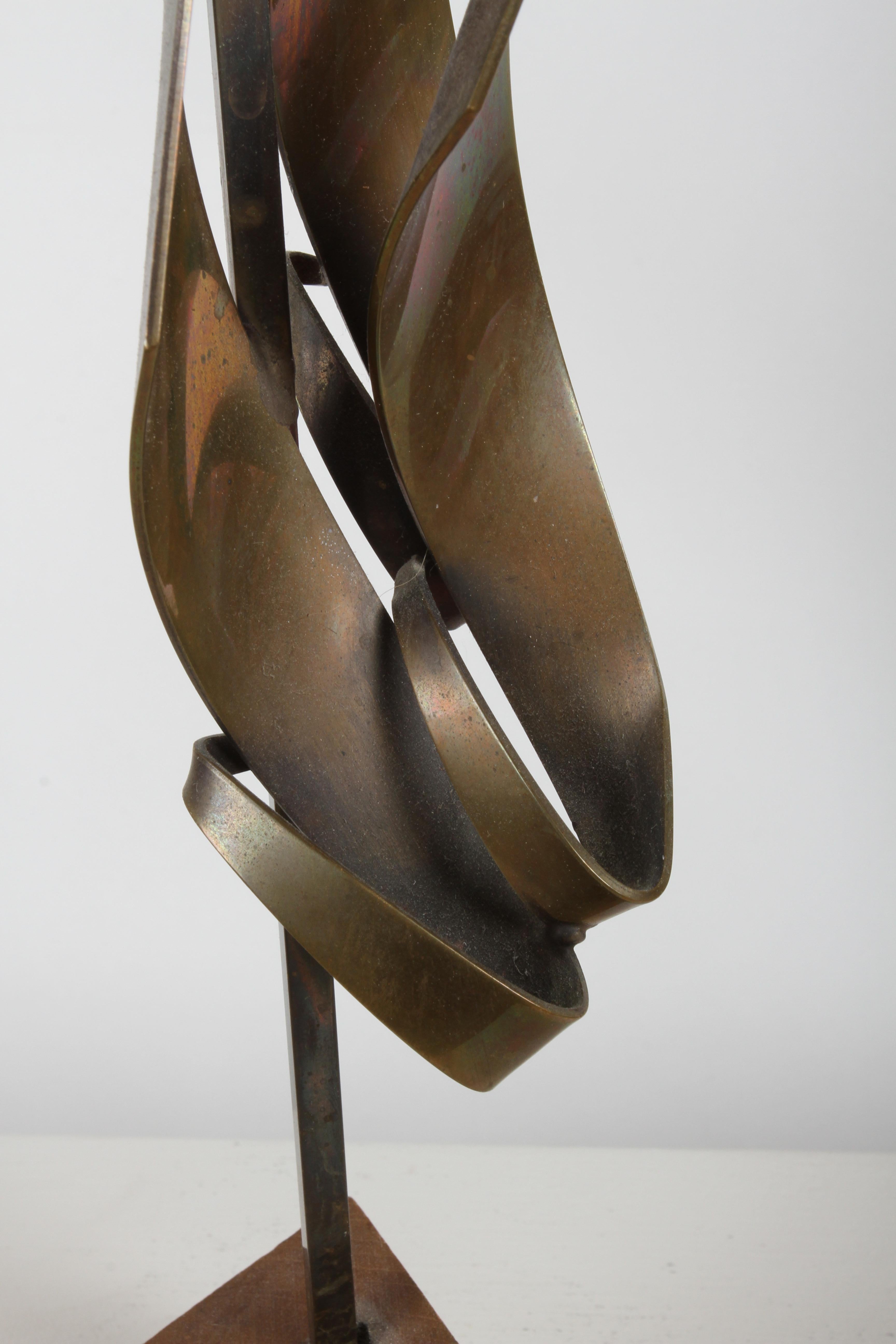 Coppia di portacandele brutalisti in bronzo di Maxwell M. Chayat del 1960, scultura a fiamma in vendita 4