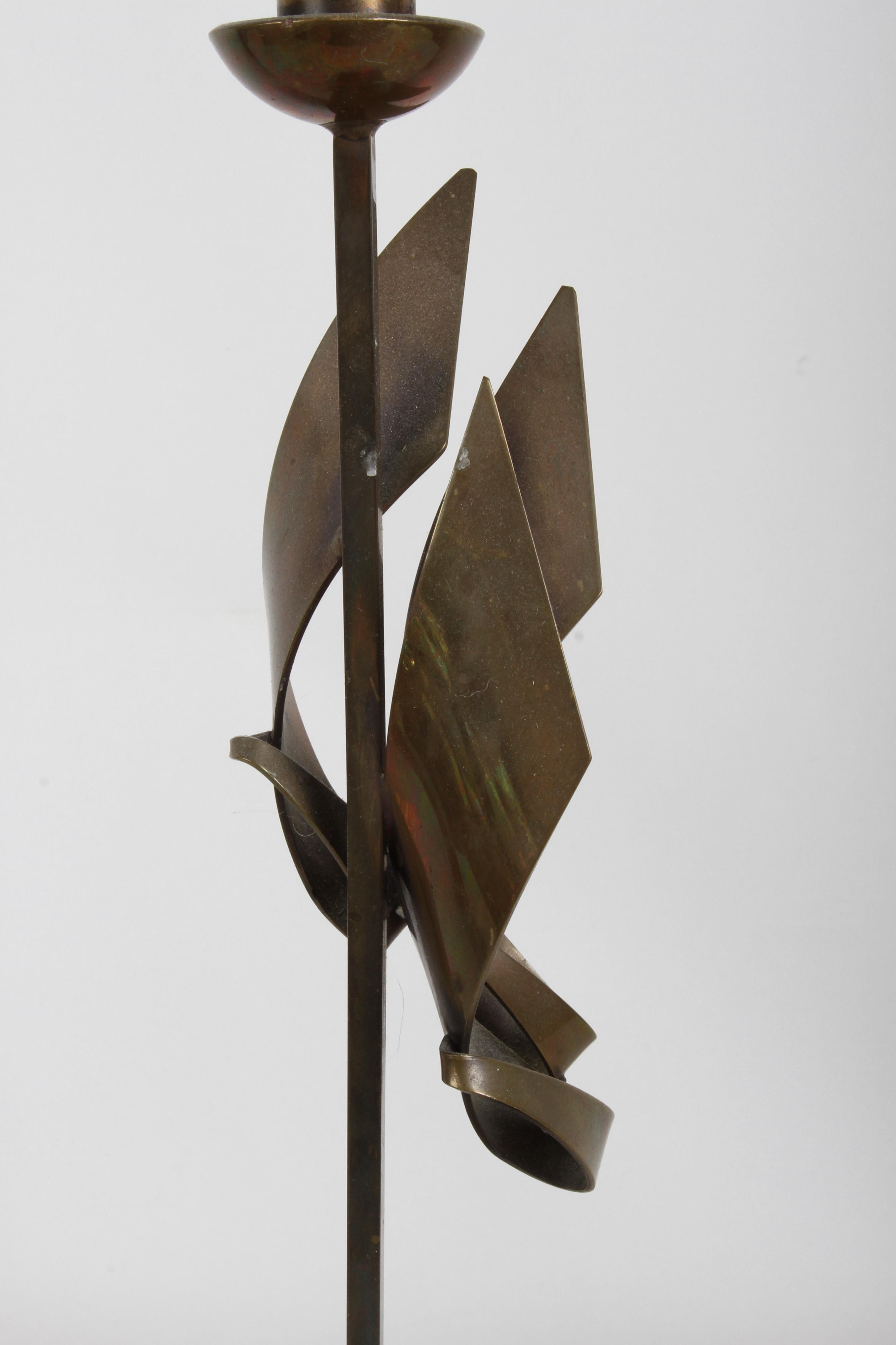 Coppia di portacandele brutalisti in bronzo di Maxwell M. Chayat del 1960, scultura a fiamma in vendita 5