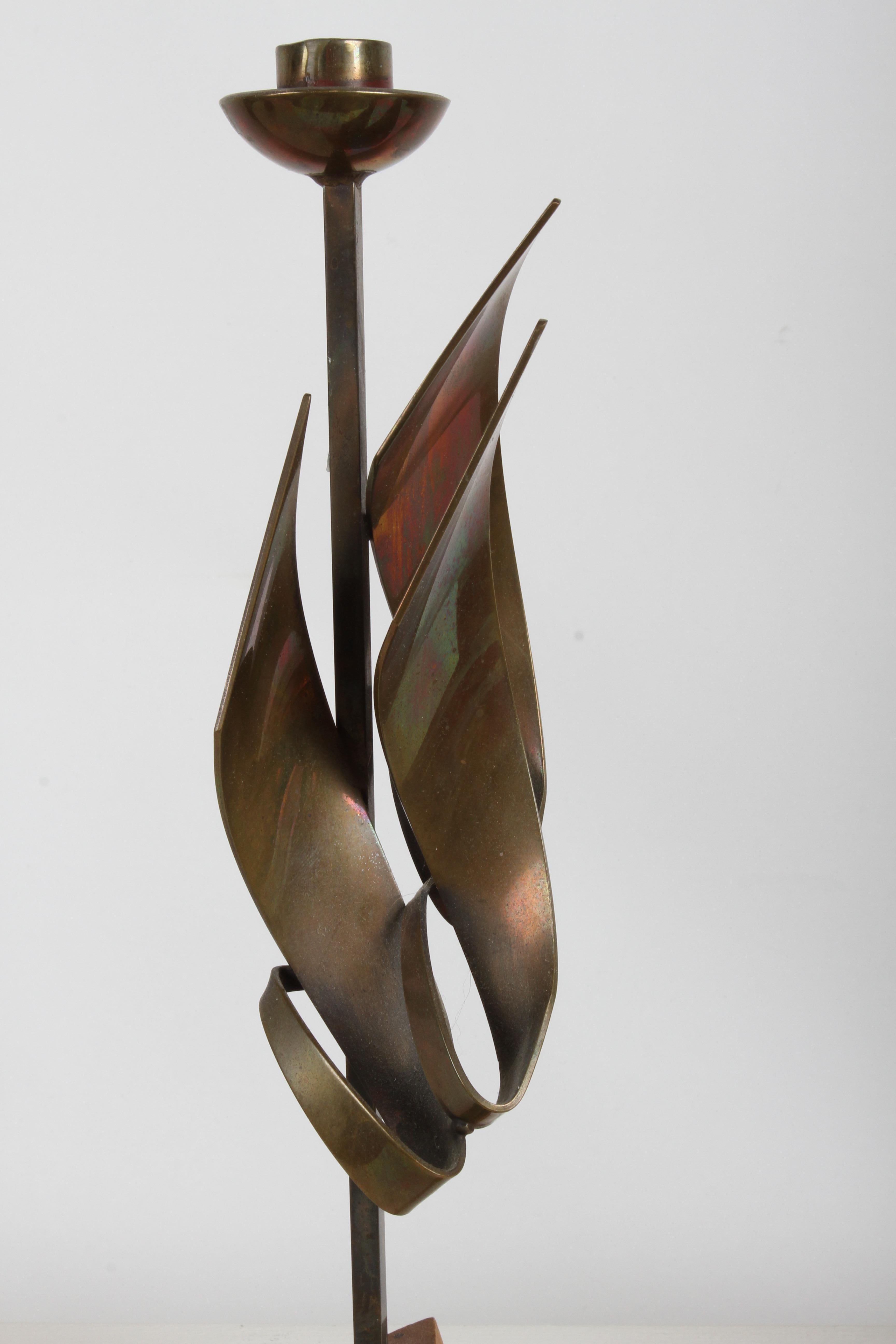 Coppia di portacandele brutalisti in bronzo di Maxwell M. Chayat del 1960, scultura a fiamma in vendita 6