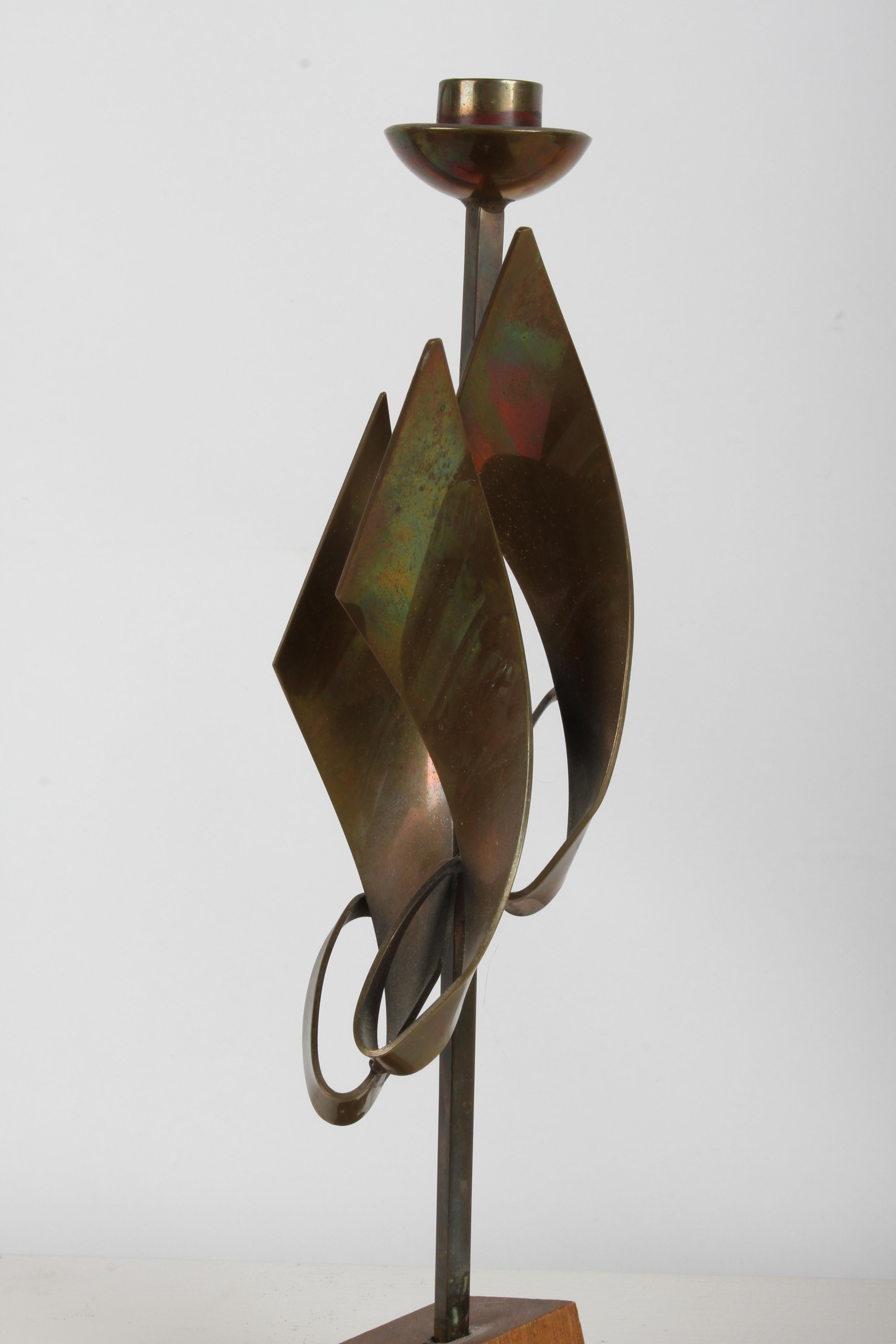 Coppia di portacandele brutalisti in bronzo di Maxwell M. Chayat del 1960, scultura a fiamma in vendita 7