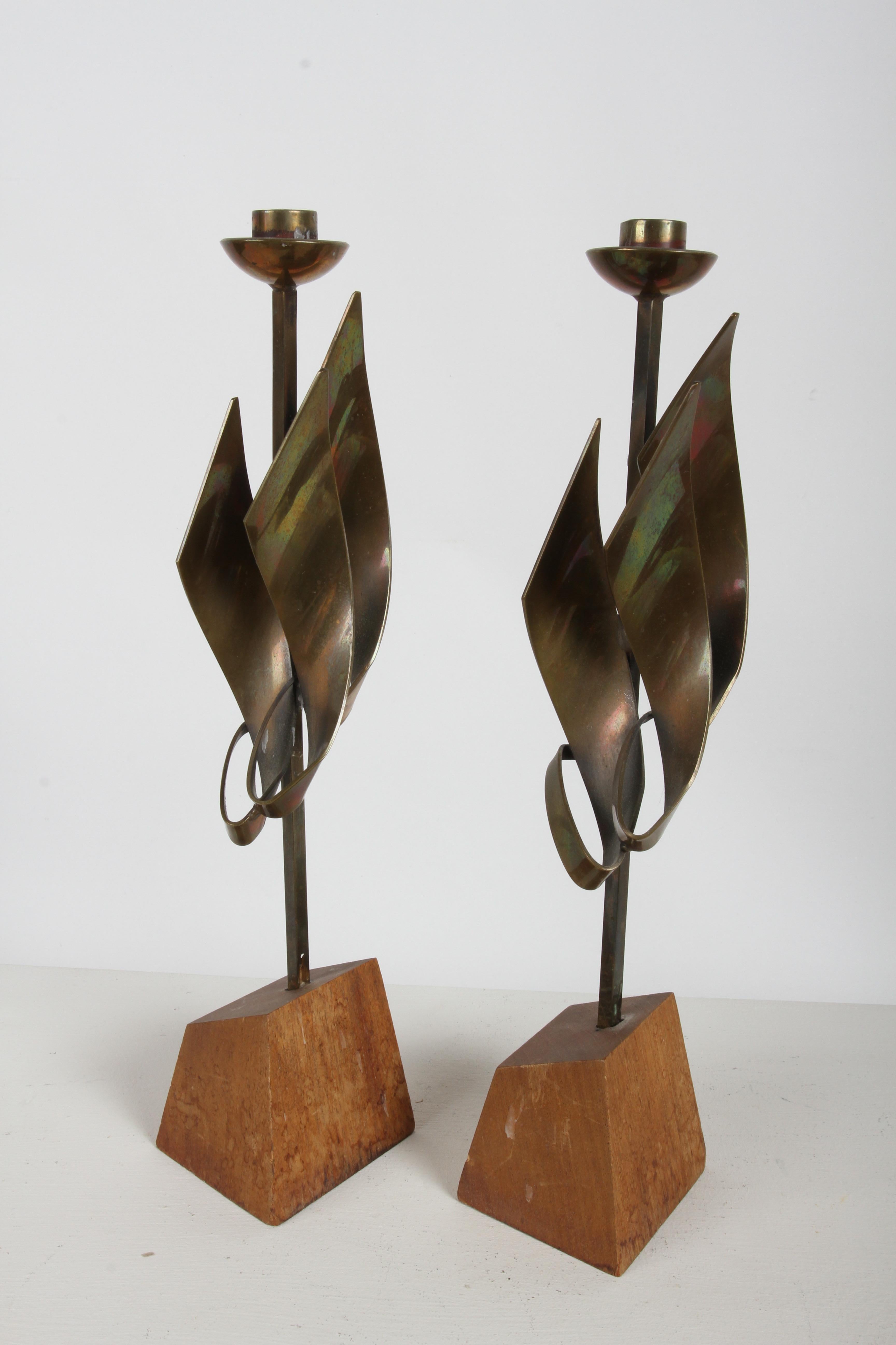 Coppia di portacandele brutalisti in bronzo di Maxwell M. Chayat del 1960, scultura a fiamma in vendita 8