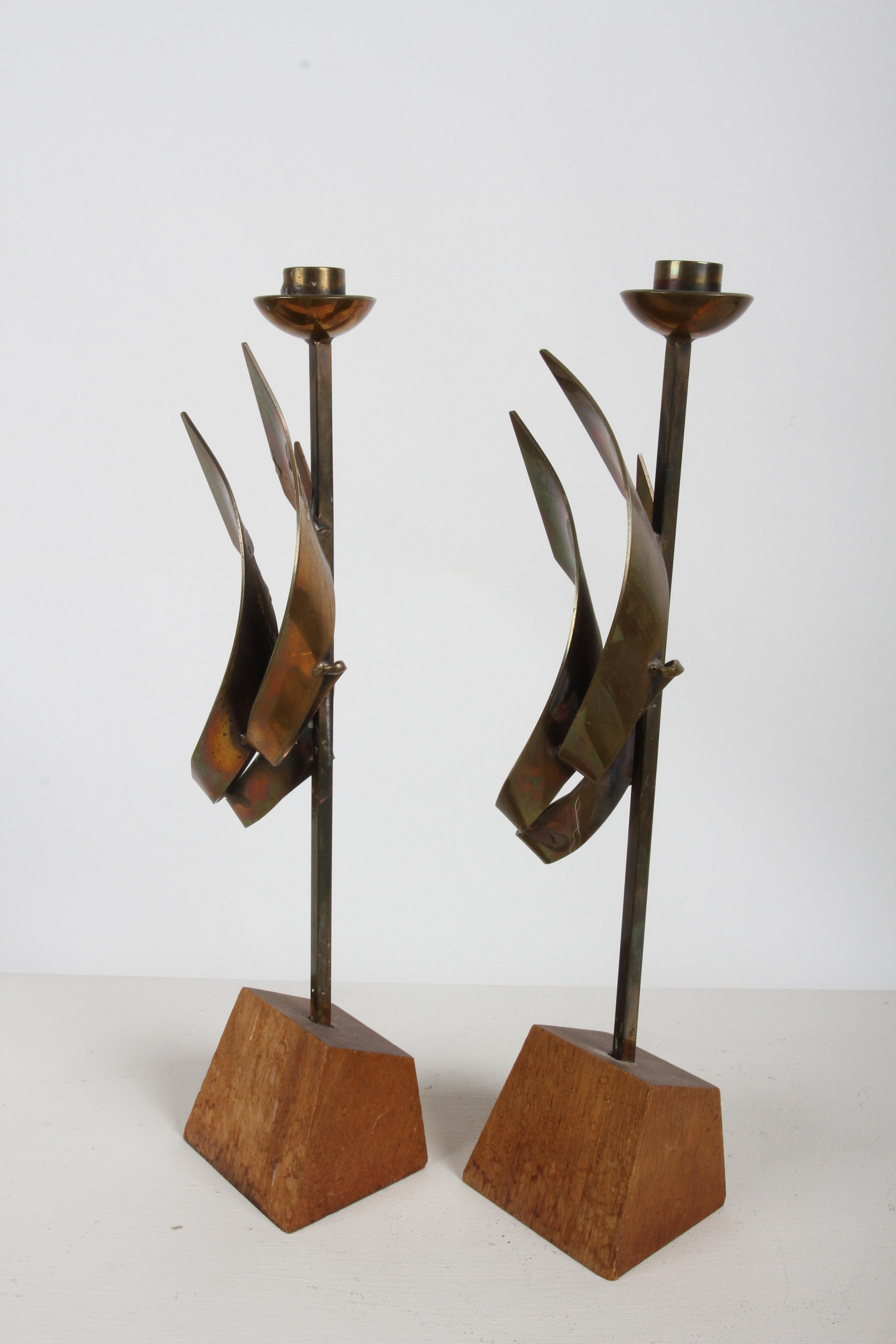 Coppia di portacandele brutalisti in bronzo di Maxwell M. Chayat del 1960, scultura a fiamma in vendita 9