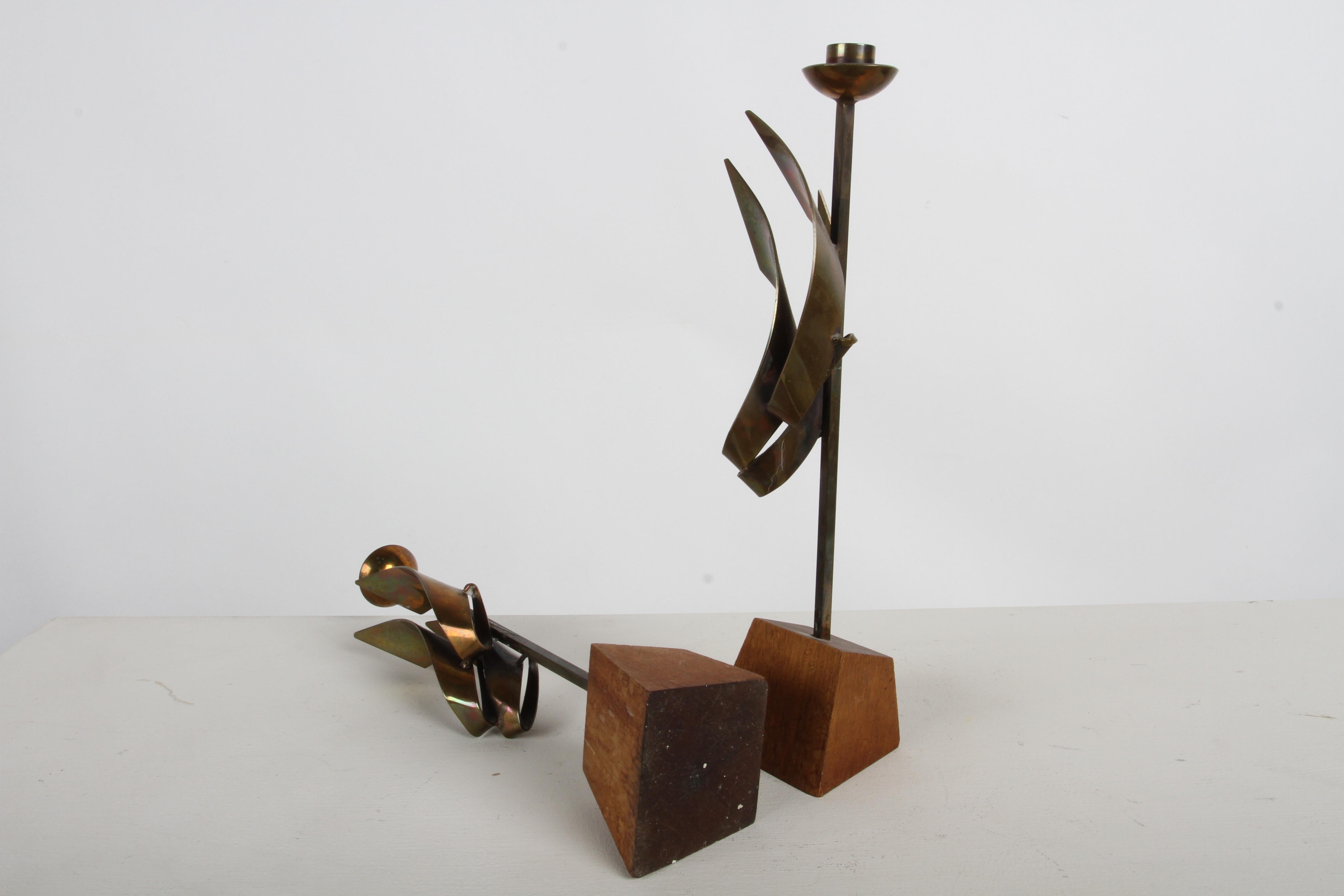 Coppia di portacandele brutalisti in bronzo di Maxwell M. Chayat del 1960, scultura a fiamma in vendita 10