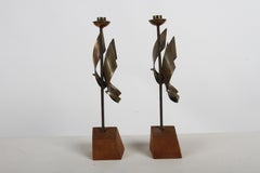 Coppia di portacandele brutalisti in bronzo di Maxwell M. Chayat del 1960, scultura a fiamma