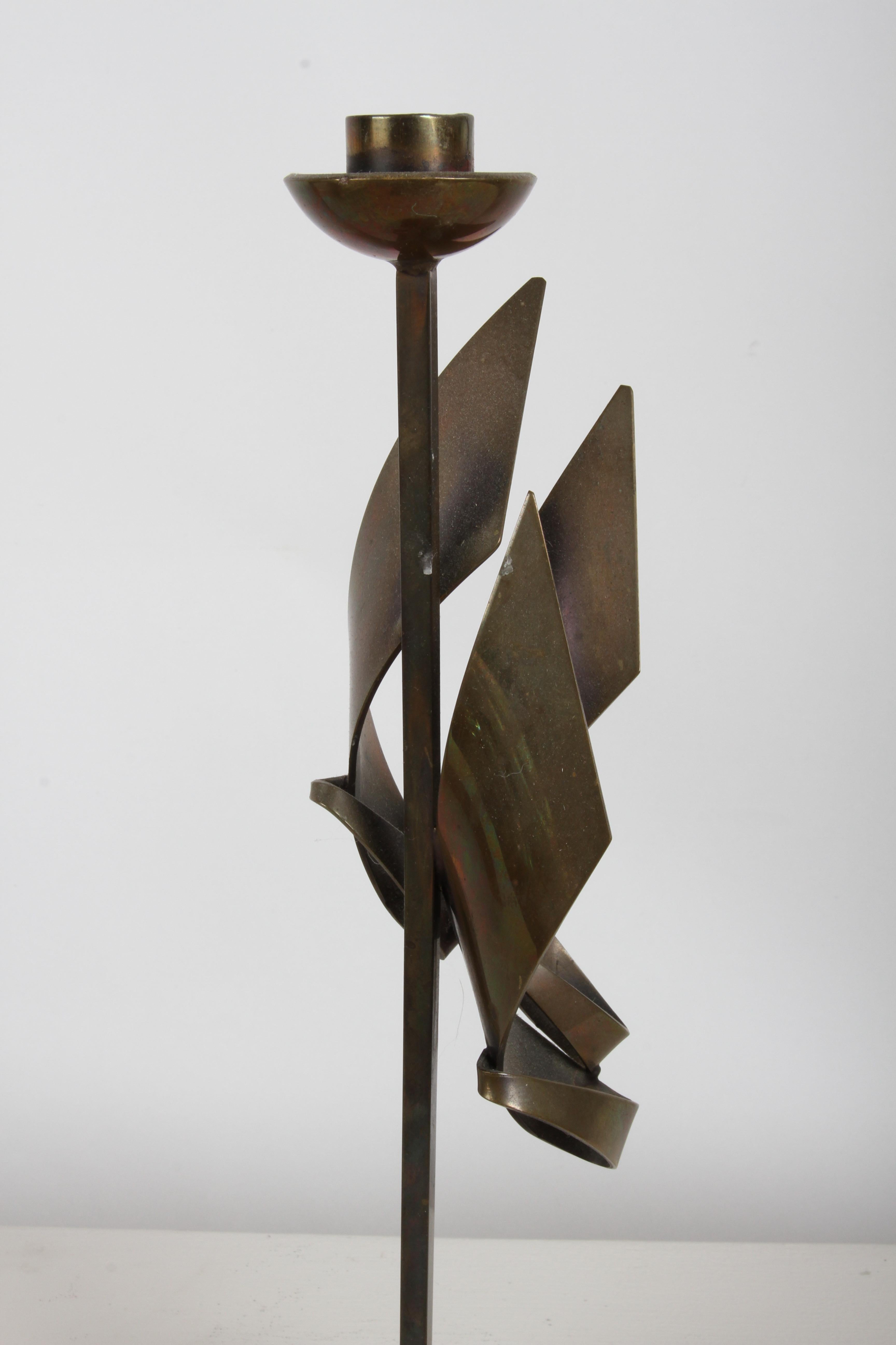 Mid-Century moderno Coppia di portacandele brutalisti in bronzo di Maxwell M. Chayat del 1960, scultura a fiamma in vendita