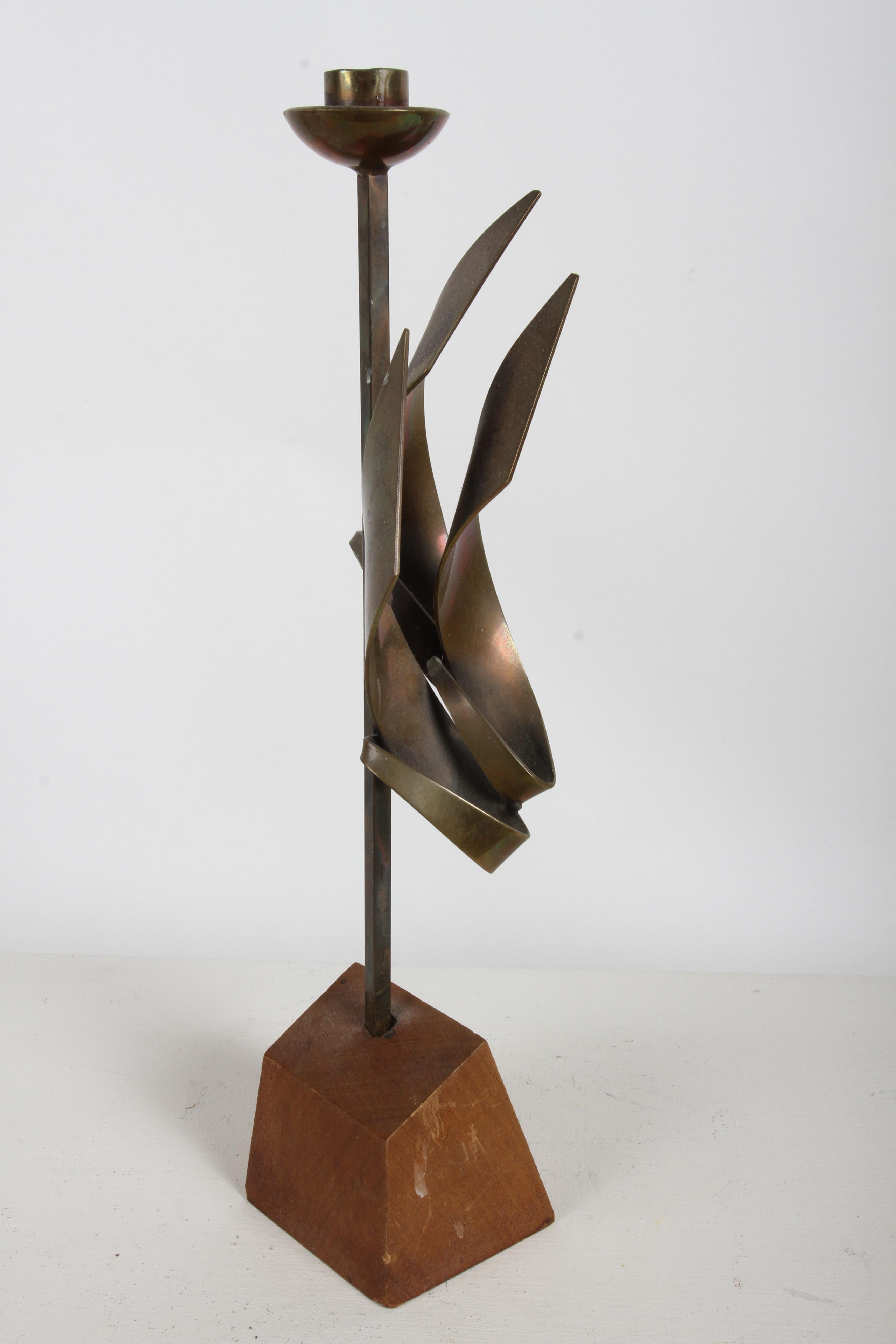 Americano Coppia di portacandele brutalisti in bronzo di Maxwell M. Chayat del 1960, scultura a fiamma in vendita