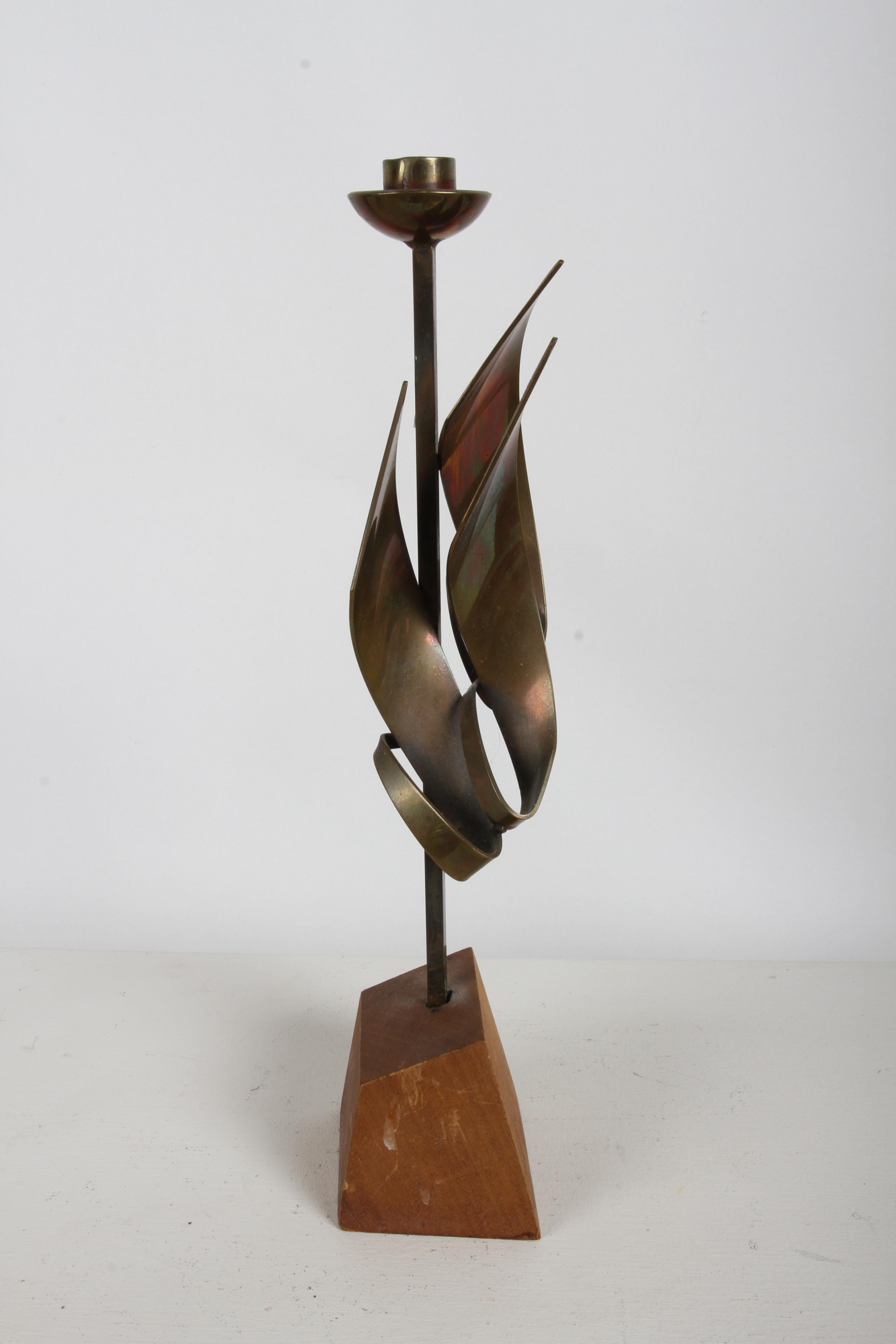 Coppia di portacandele brutalisti in bronzo di Maxwell M. Chayat del 1960, scultura a fiamma In condizioni buone in vendita a St. Louis, MO