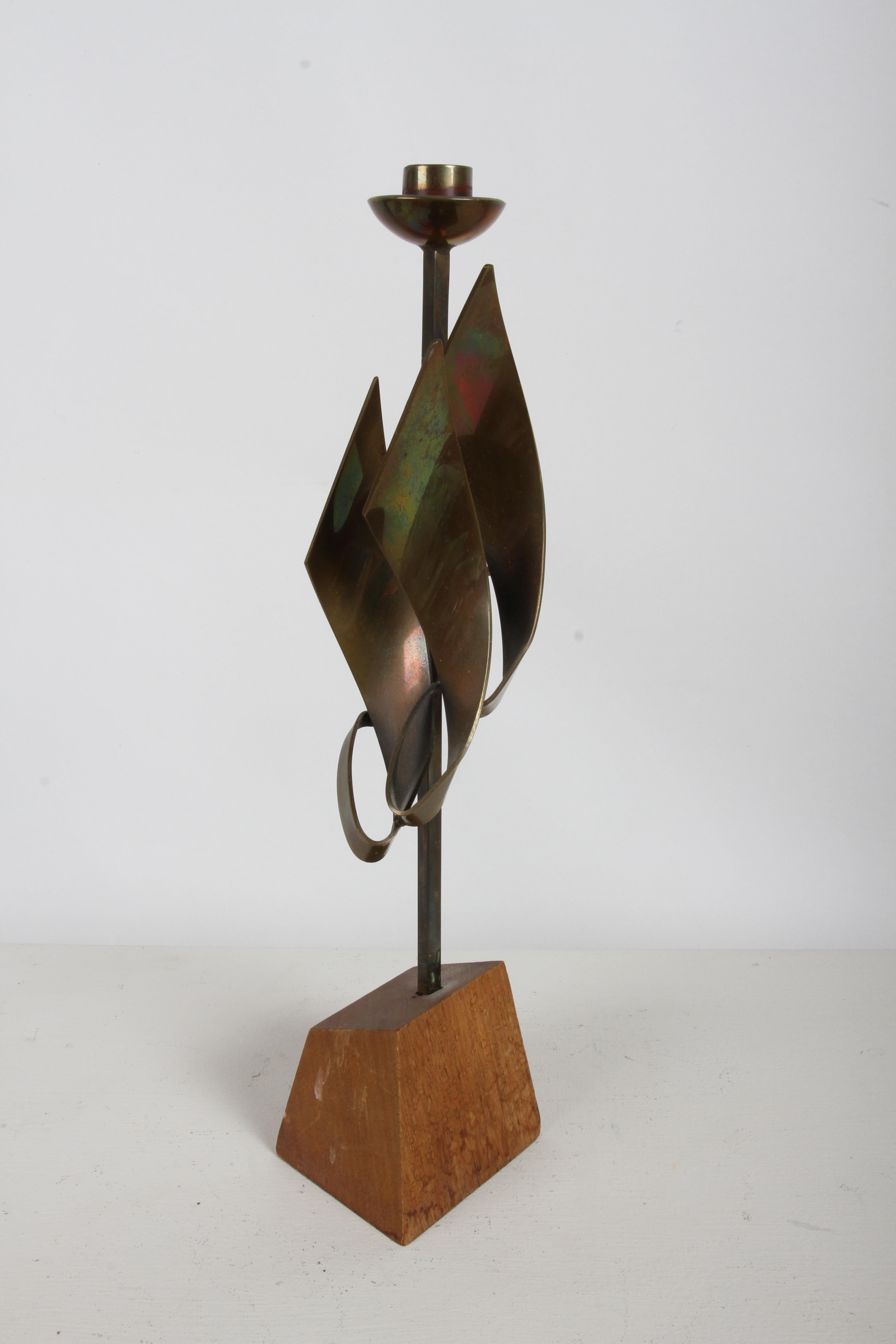 Metà XX secolo Coppia di portacandele brutalisti in bronzo di Maxwell M. Chayat del 1960, scultura a fiamma in vendita