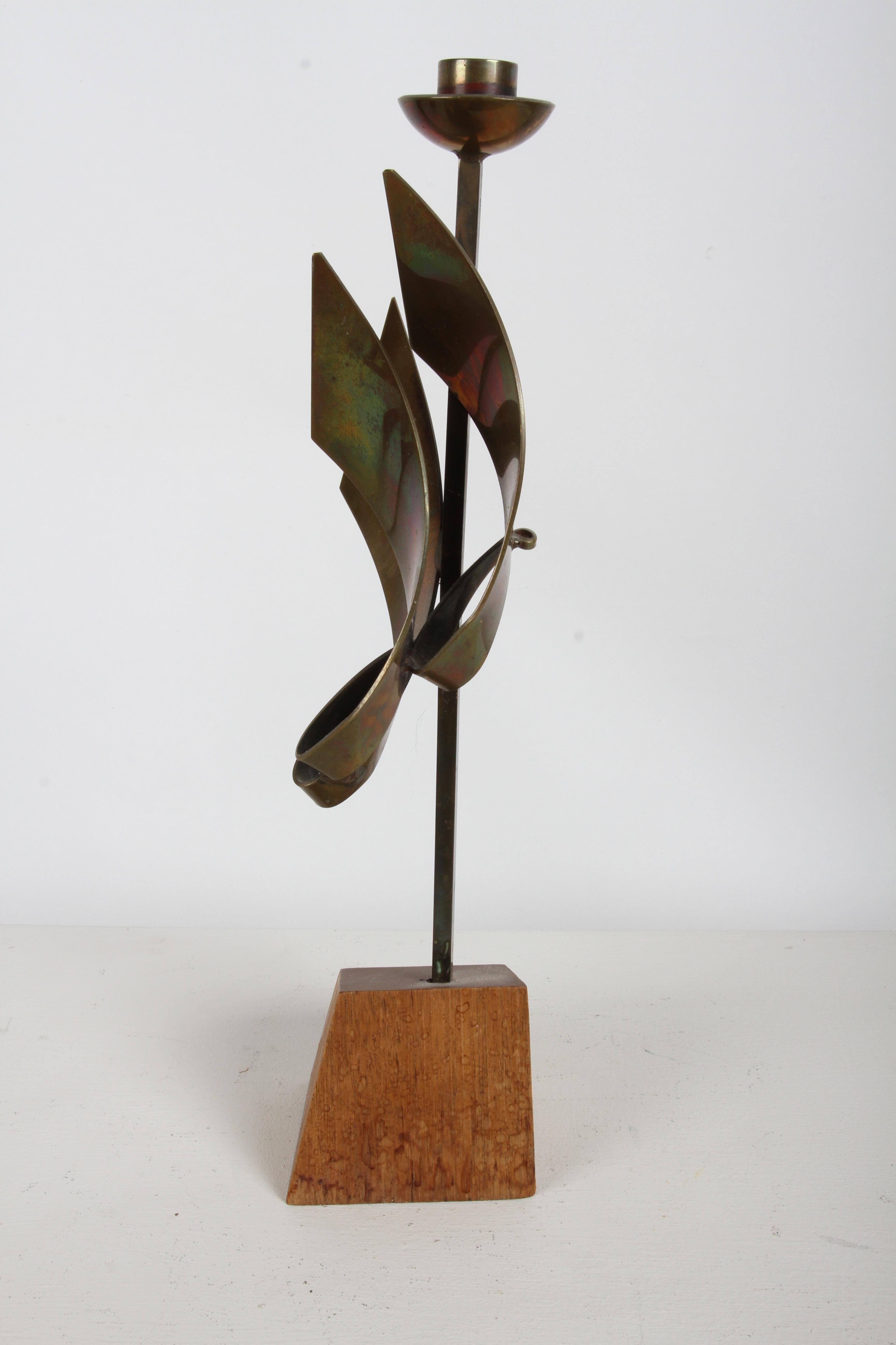 Bronzo Coppia di portacandele brutalisti in bronzo di Maxwell M. Chayat del 1960, scultura a fiamma in vendita