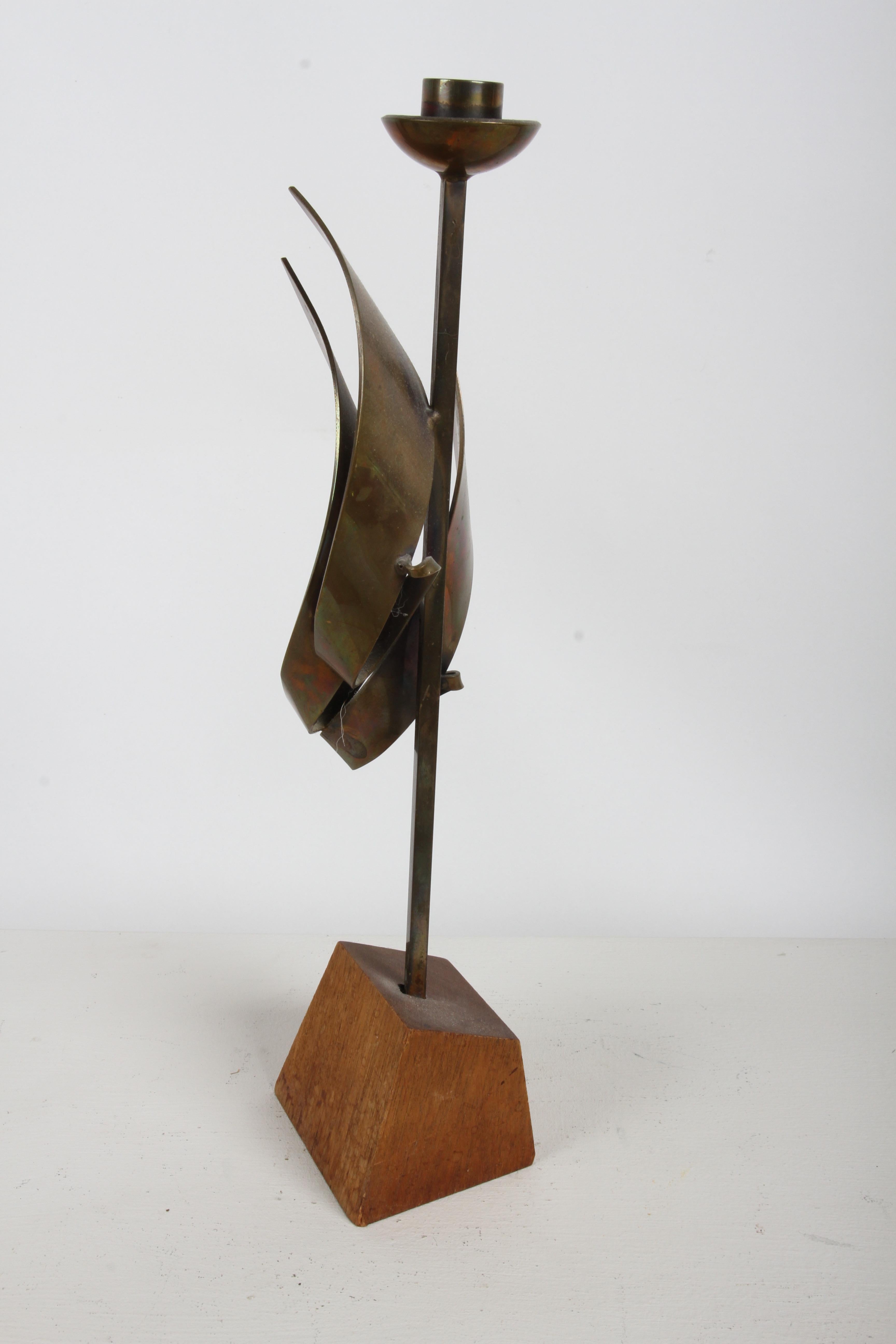 Coppia di portacandele brutalisti in bronzo di Maxwell M. Chayat del 1960, scultura a fiamma in vendita 1