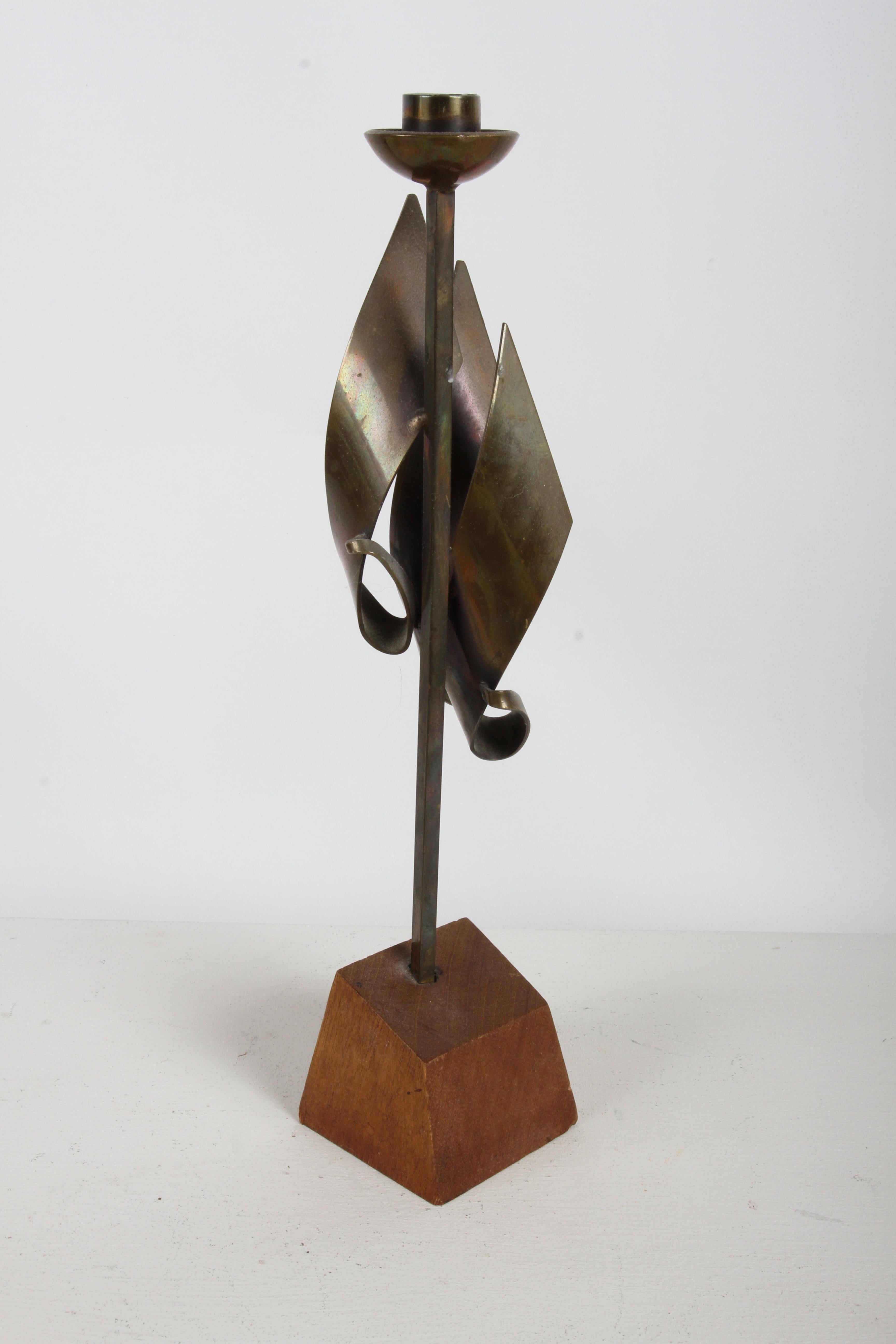 Coppia di portacandele brutalisti in bronzo di Maxwell M. Chayat del 1960, scultura a fiamma in vendita 2