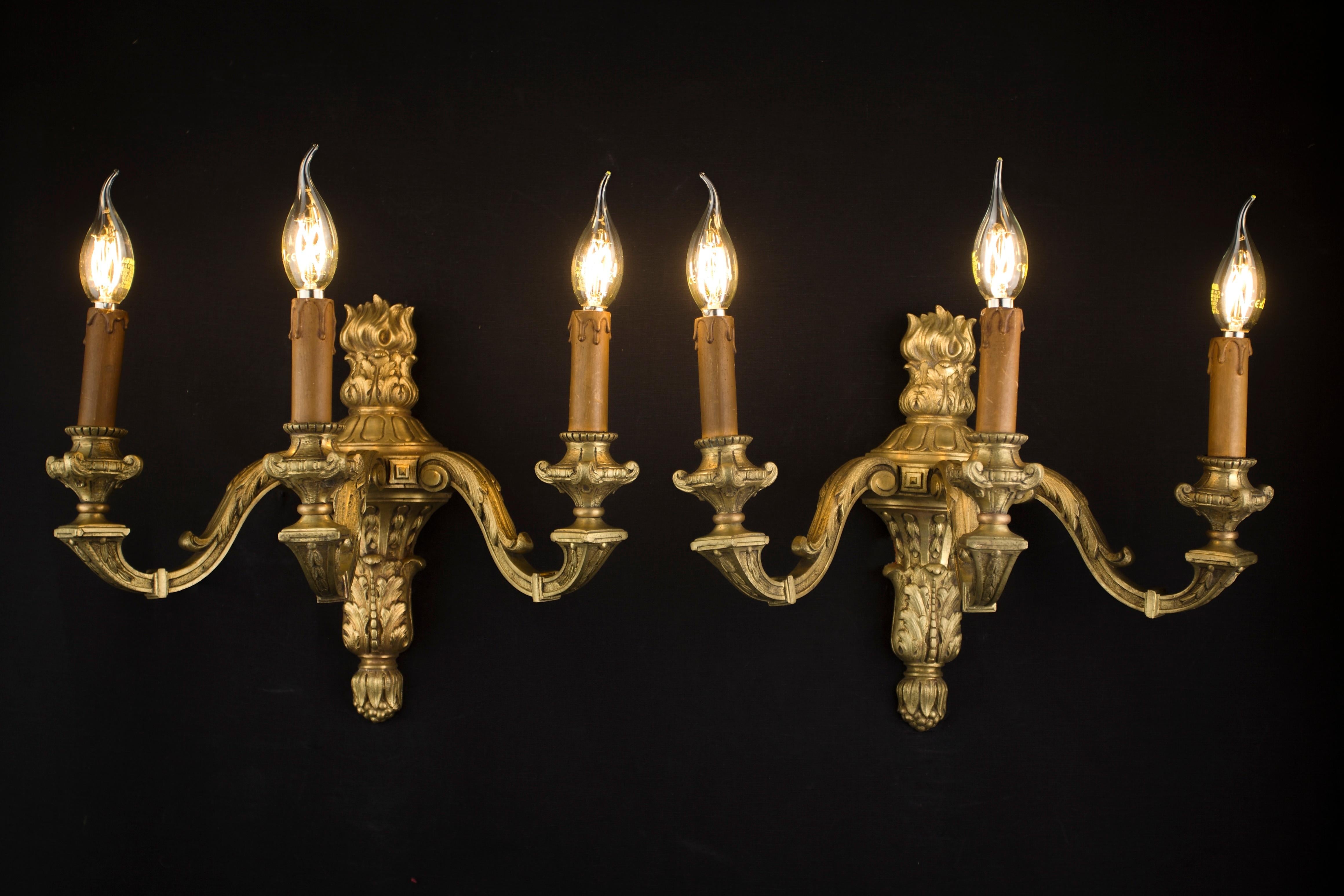 Pair of Mazarin wall lamps

Heavy solid brass wall lamps of the Mazarin type. French work from the mid-19th century. Luxurious design and massiveness will give the interior a higher level. The lamps have new wiring in copper. Original pods (it is