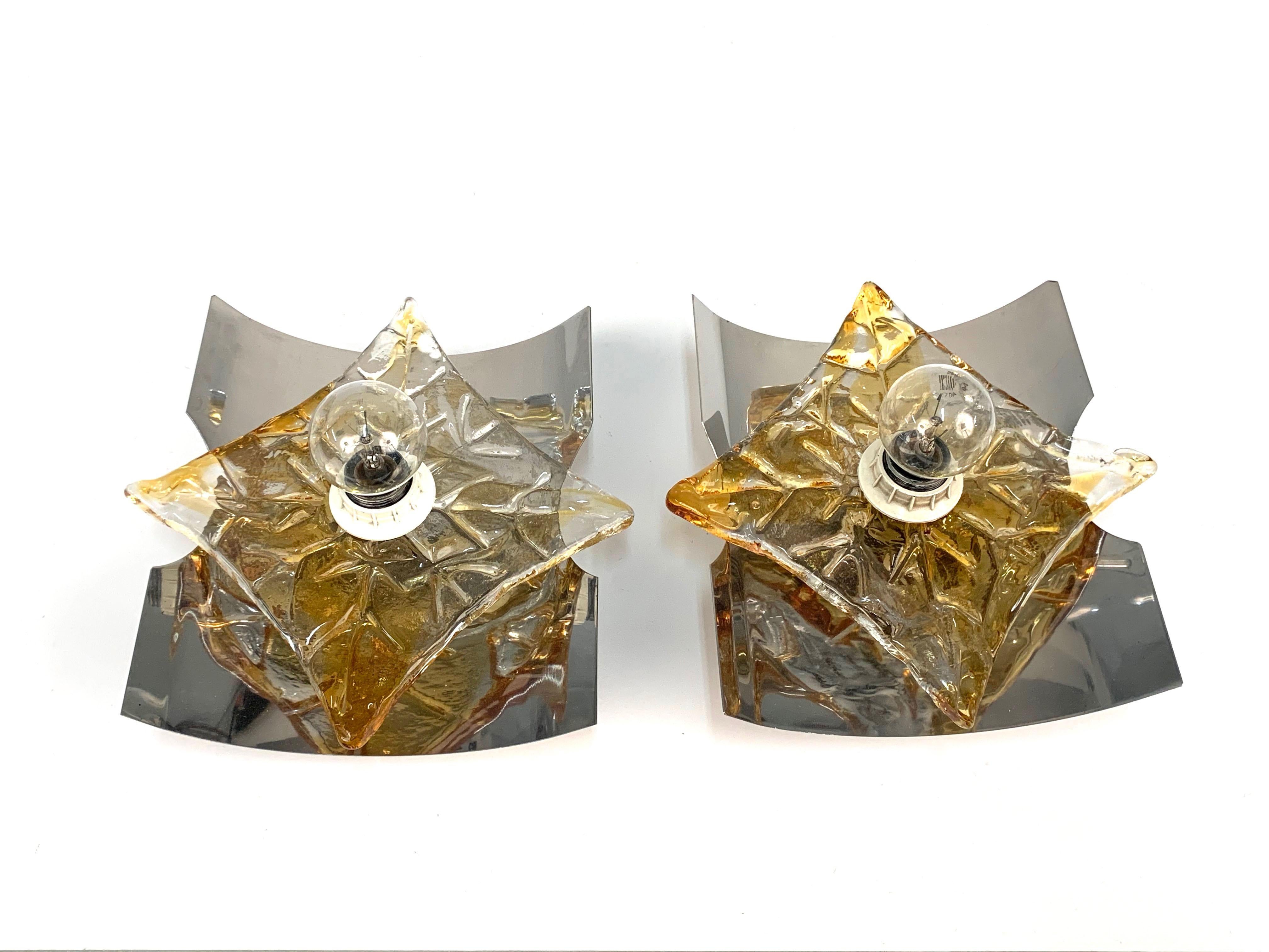Mid-Century Modern Paire d'appliques italiennes Mazzega en acier du milieu du siècle et verre ambré de Murano:: 1970 en vente