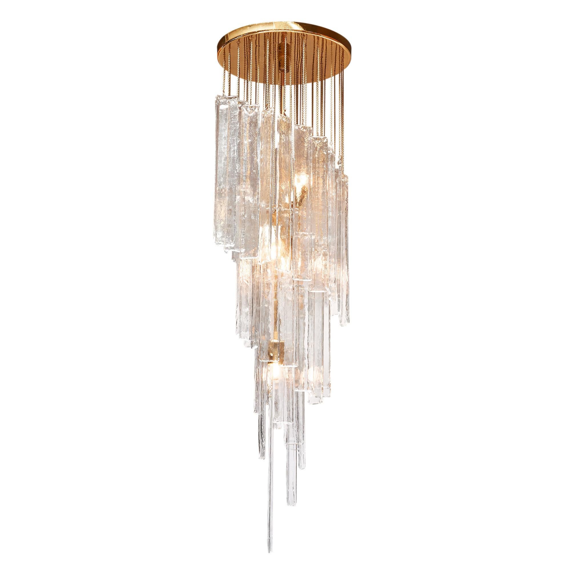 Coppia di lampadari di Murano (Italia) nello stile dell'iconica azienda veneziana Mazzega Murano. Questi spettacolari apparecchi sono caratterizzati da una piastra dorata galvanizzata da cui pendono diverse lame in vetro di Murano. Sono stati