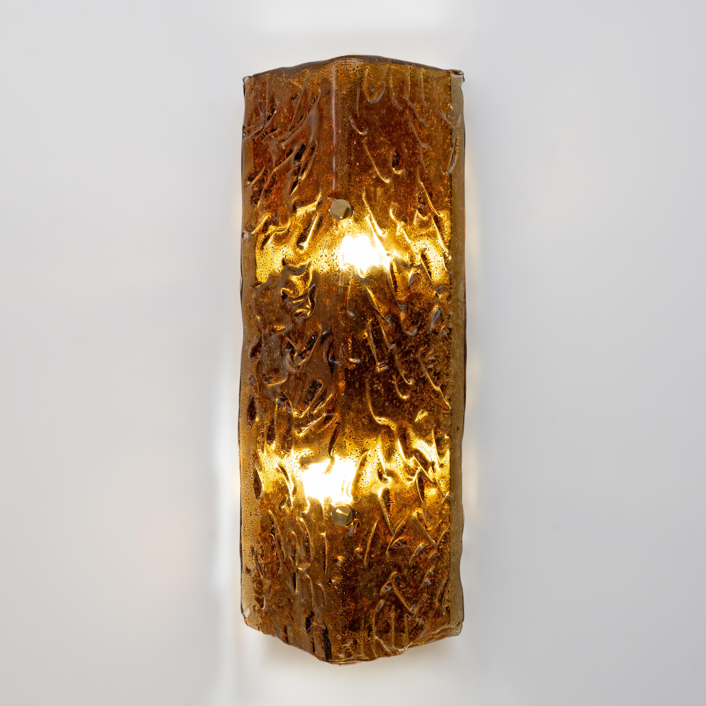 Pareja de candelabros de latón y cristal de Murano color ámbar estilo Mazzega Moderno orgánico en venta
