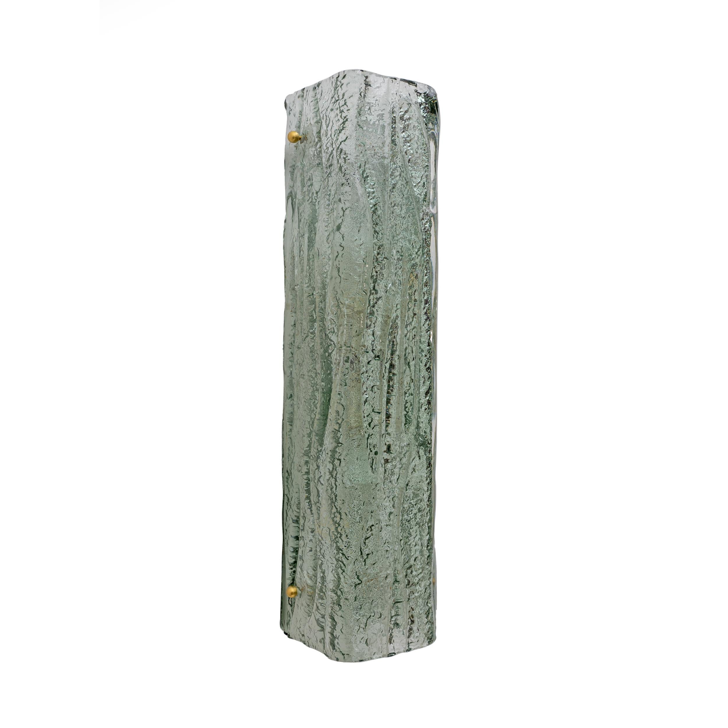 Coppia di lampade da parete curve in vetro di Murano color acquamarina in stile Mazzega. Il vetro riproduce la corteccia degli alberi. La forma di questa lampada la rende perfetta per colonne e corridoi. Dotato di 2 portacandele E27 o E26, ricablato