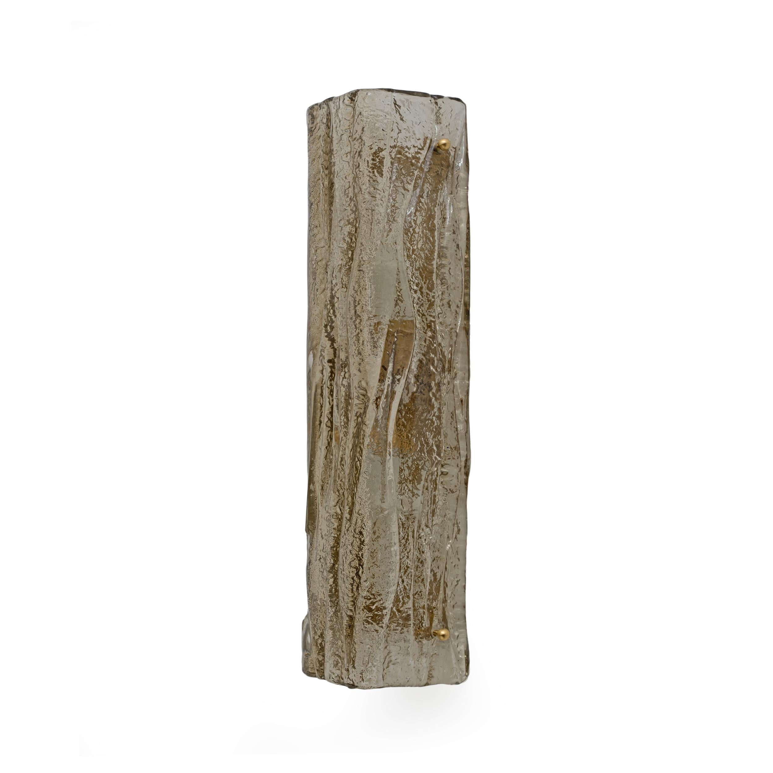 Coppia di lampade da parete curve in vetro di Murano fumé in stile Mazzega. Il vetro riproduce la corteccia degli alberi. La forma di questa lampada la rende perfetta per colonne e corridoi. Dotato di 2 portacandele E27 o E26, ricablato per gli