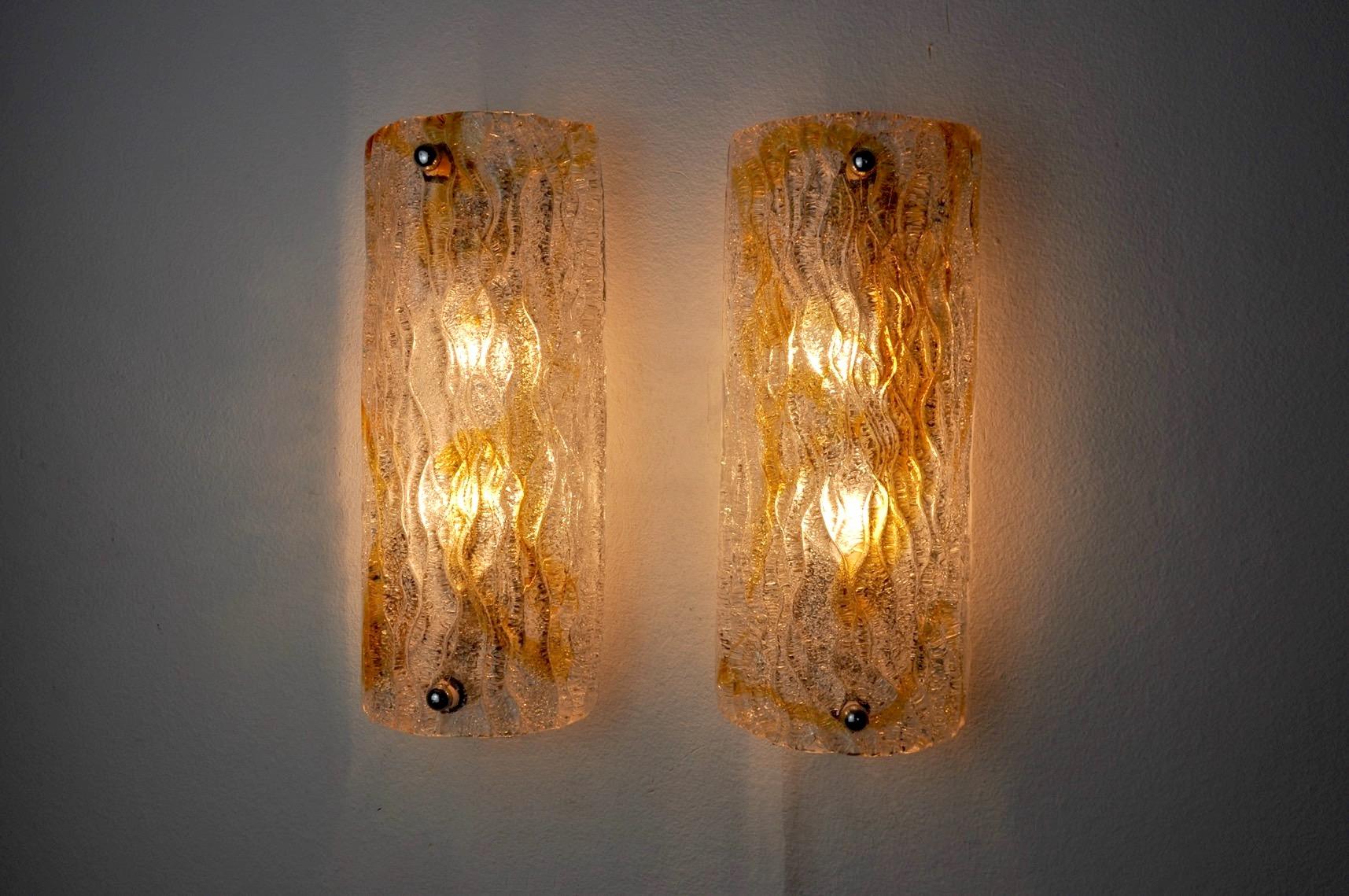 Very beautiful and rare pair of Murano mazzega sconces designated and produced in Italy in the 1960s.
Composed of an orange Murano glass crystal and a chromed metal structure.
Unique object that will illuminate wonderfully and bring a real design