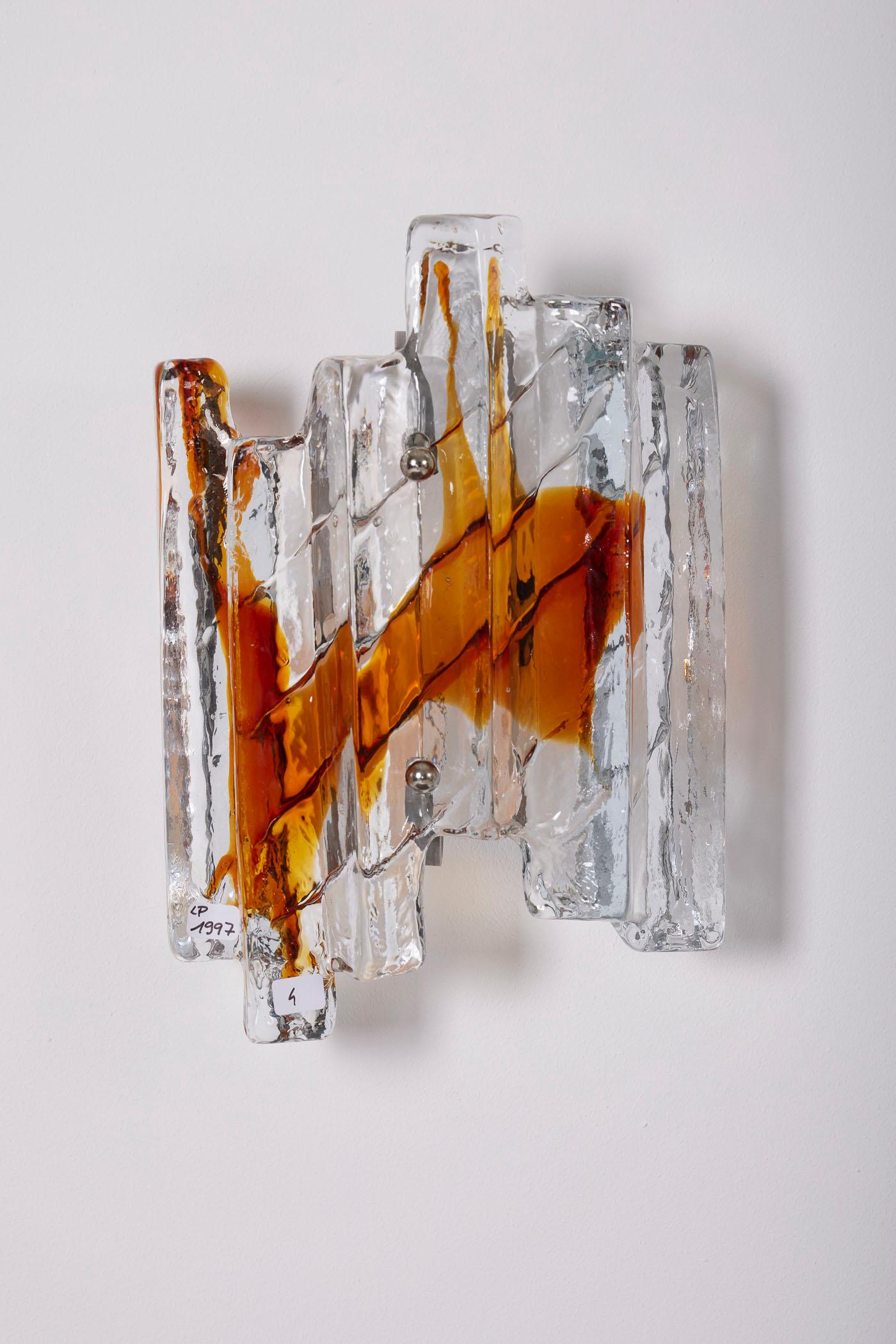 Aplique italiano de cristal de Murano transparente y ámbar de Mazzega, de la década de 1970. Muy buen estado.
LP1996-1997
