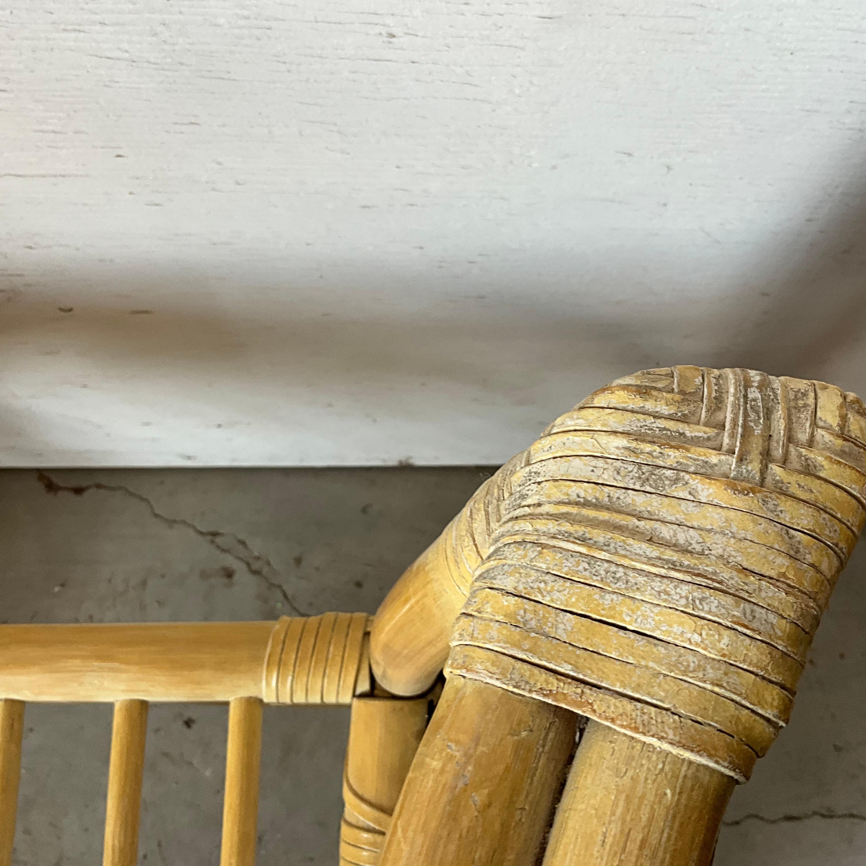 Hollywood Regency Coppia di sedie da salotto in bambù McGuire, finitura originale, senza cuscini in vendita