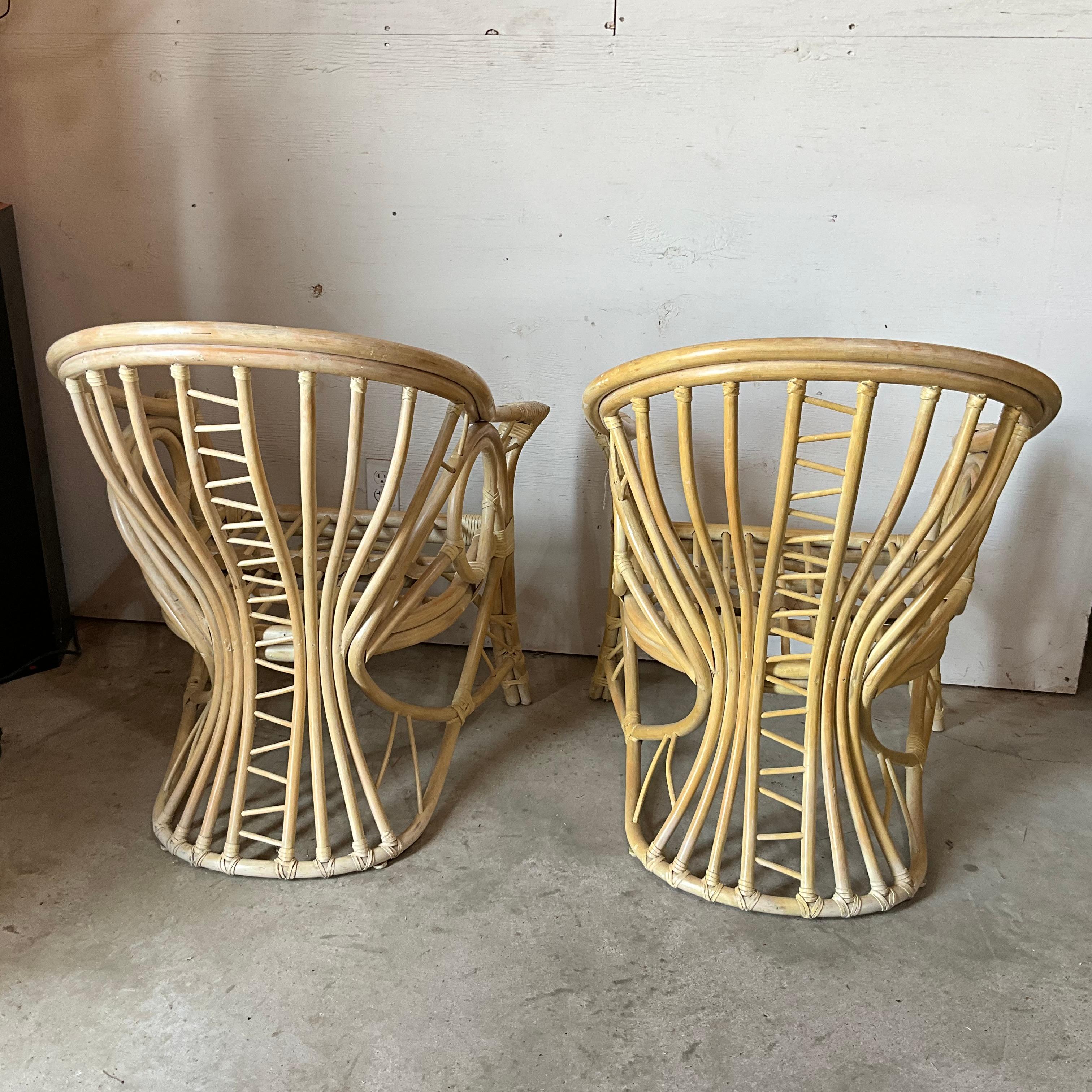 Fatto a mano Coppia di sedie da salotto in bambù McGuire, finitura originale, senza cuscini in vendita