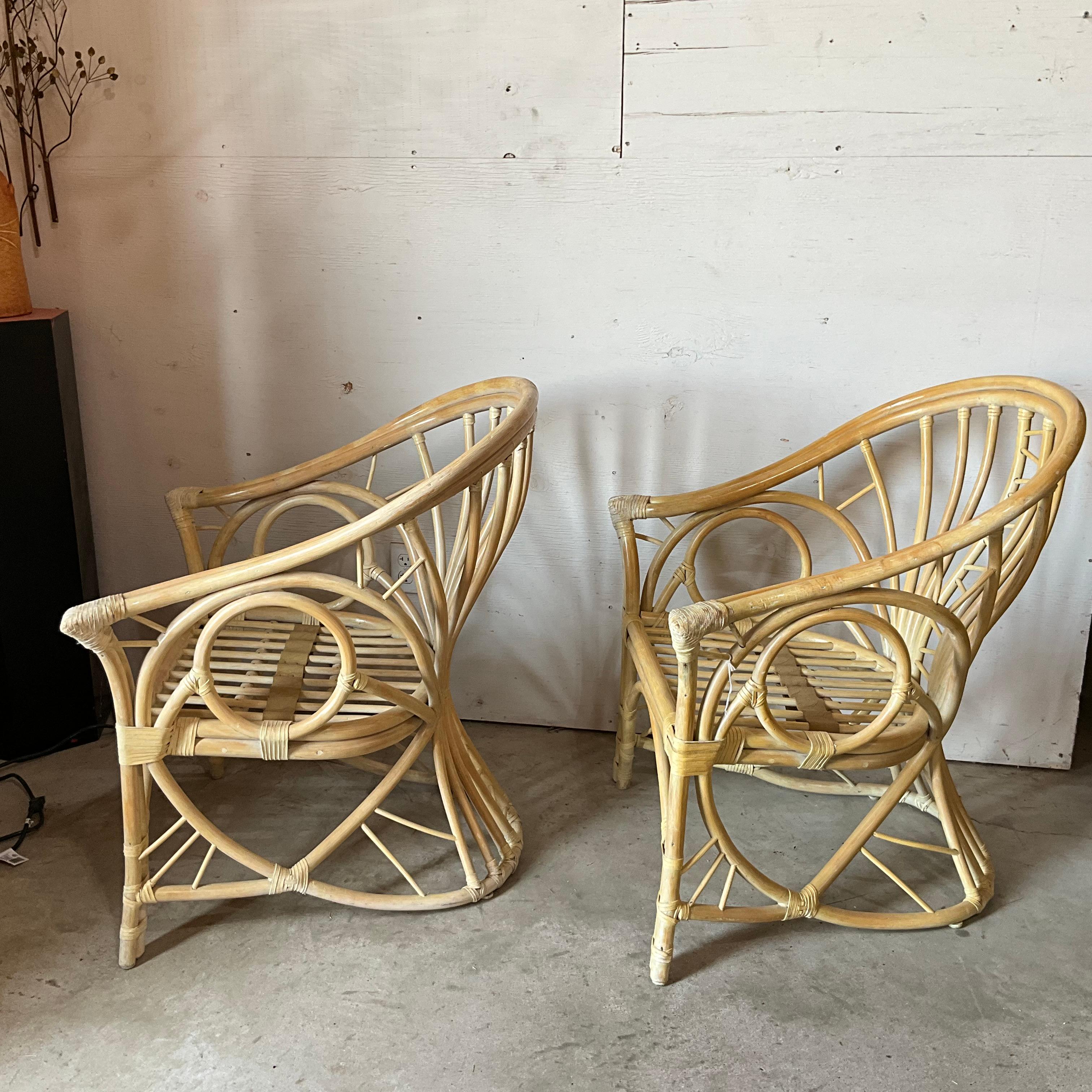 Fine XX secolo Coppia di sedie da salotto in bambù McGuire, finitura originale, senza cuscini in vendita