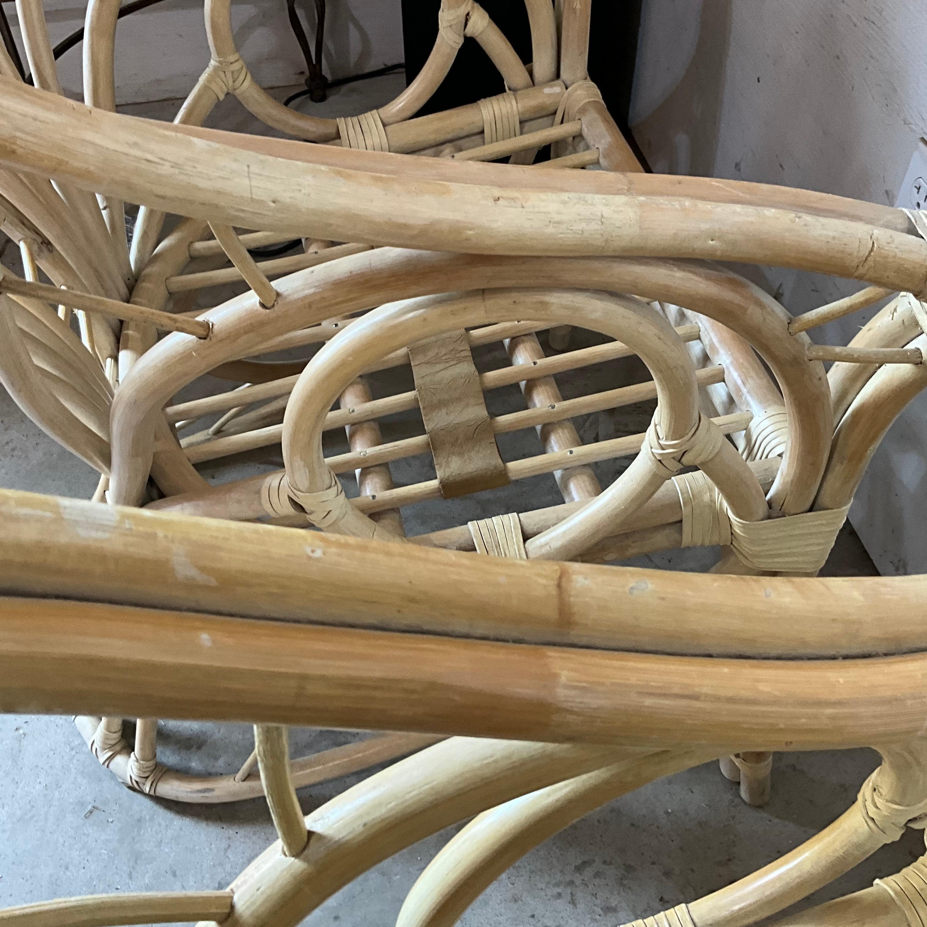 Pelle Coppia di sedie da salotto in bambù McGuire, finitura originale, senza cuscini in vendita