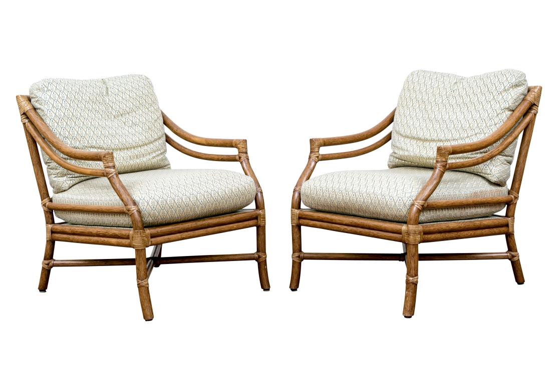 Paire de fauteuils de salon John Elinor McGuire en bambou et rotin brun miel, magnifiquement formés avec des dossiers carrés détaillés par des éclisses en X avec des cercles concentriques à motif cible en doré et vert foncé pour une touche