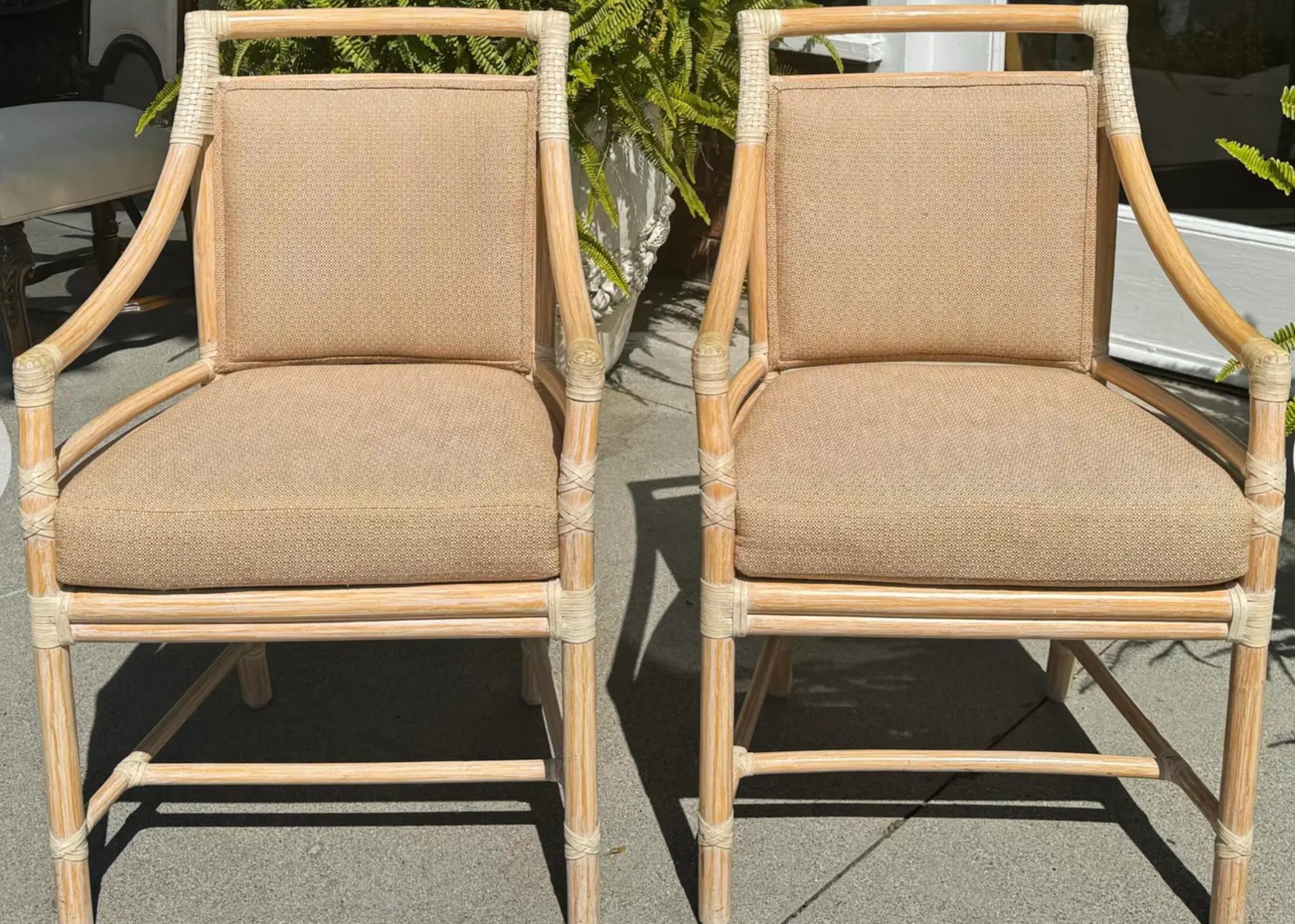 Paire de chaises à bras en bambou de McGuire Furniture Company. Cette annonce concerne une paire de chaises, mais nous en avons en réalité quatre disponibles. 
