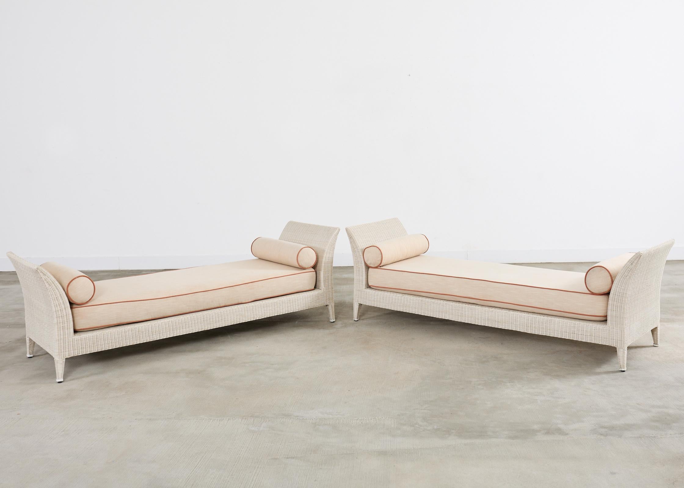 Pareja de Chaise Longue de jardín McGuire Camas de día con banco Moderno orgánico en venta