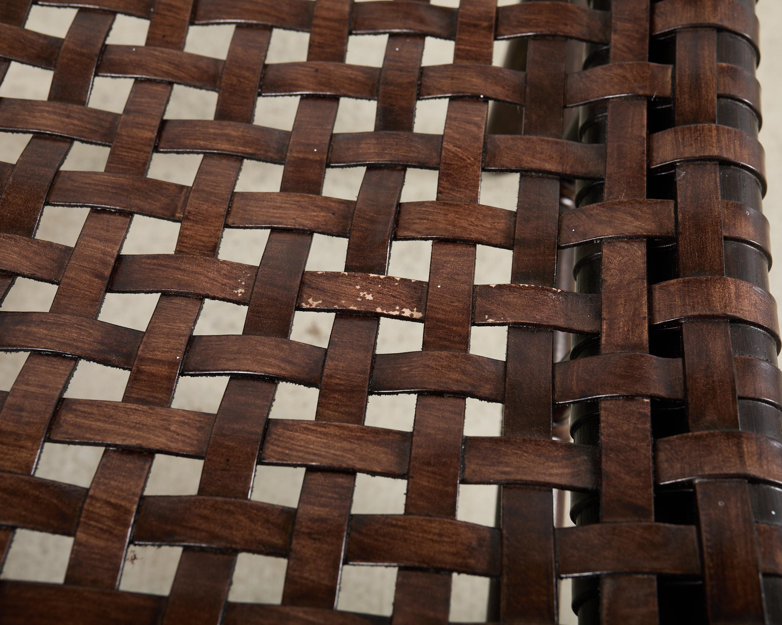 Coppia di sgabelli McGuire in pelle intrecciata e rattan in vendita 2