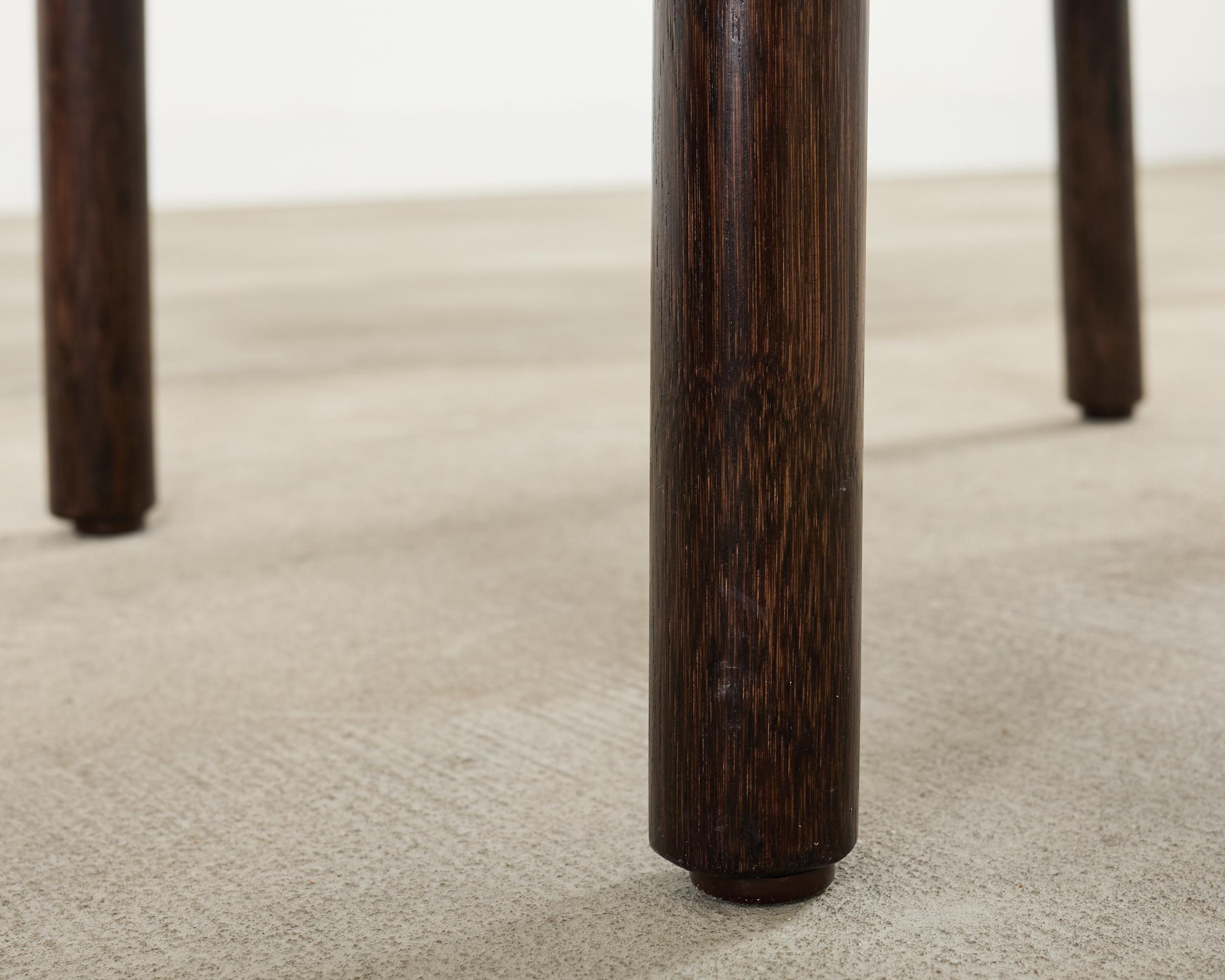 Coppia di sgabelli McGuire in pelle intrecciata e rattan in vendita 3