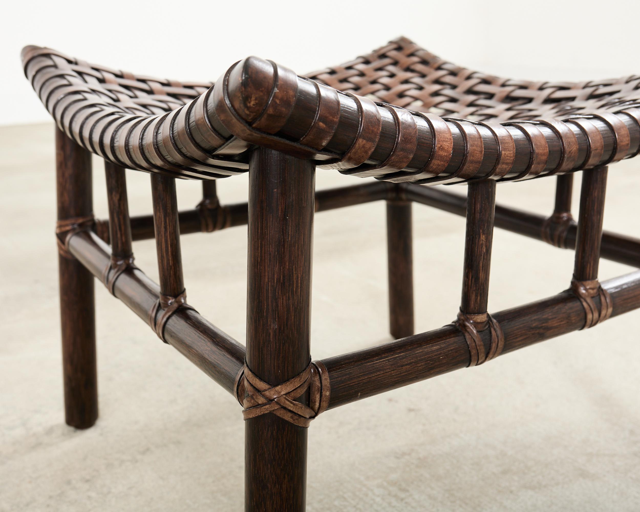 Coppia di sgabelli McGuire in pelle intrecciata e rattan in vendita 4