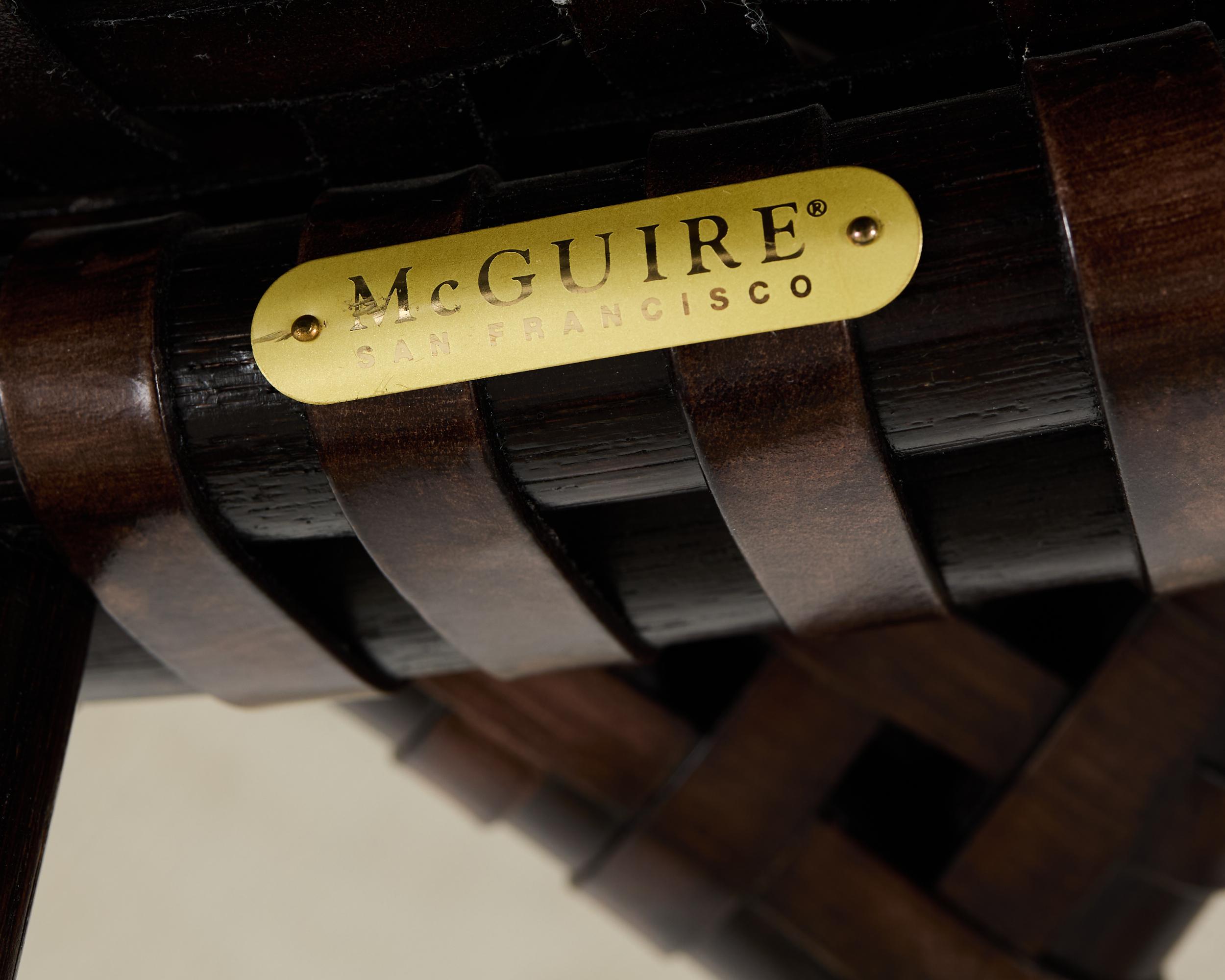 Coppia di sgabelli McGuire in pelle intrecciata e rattan in vendita 7