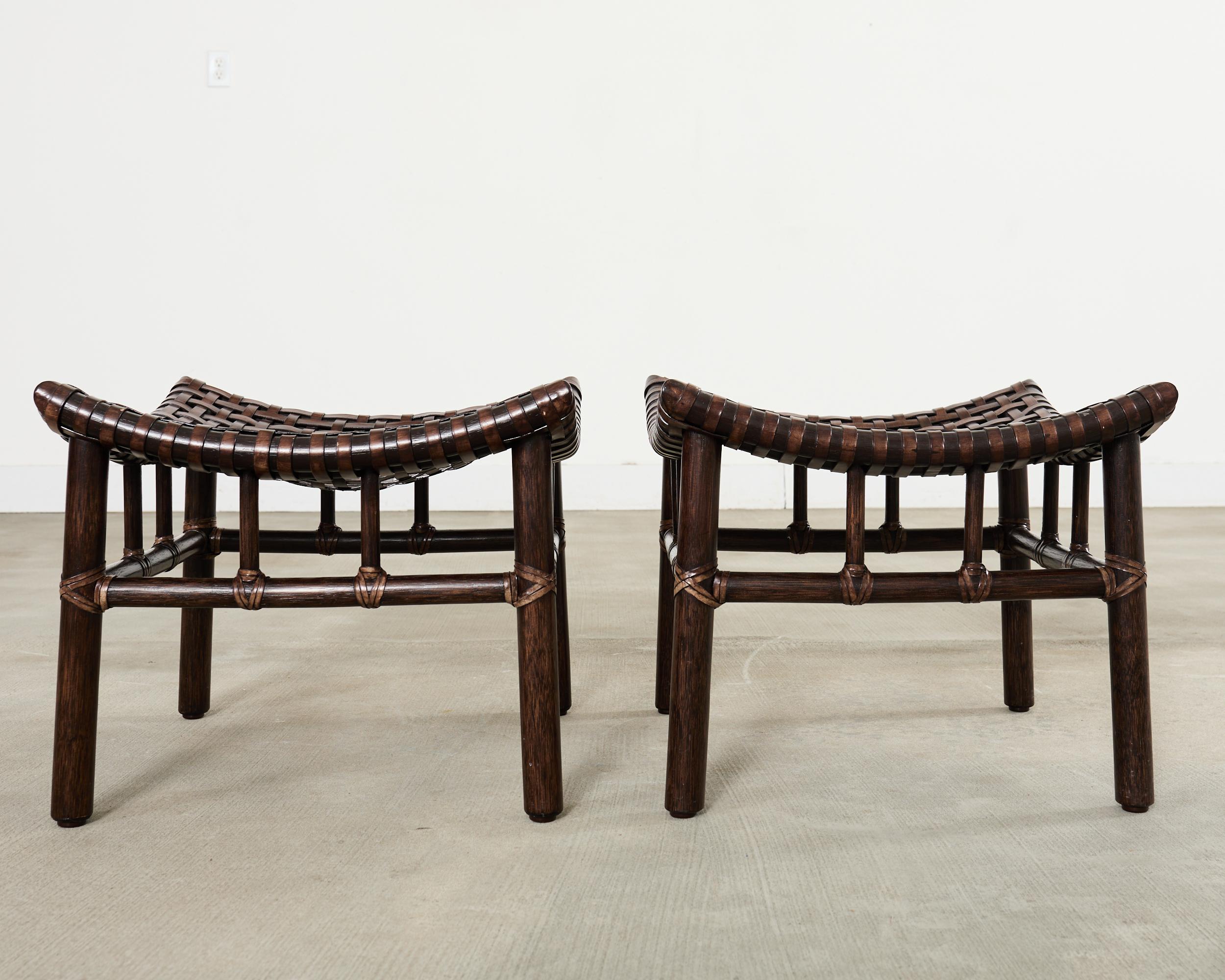 Organico moderno Coppia di sgabelli McGuire in pelle intrecciata e rattan in vendita