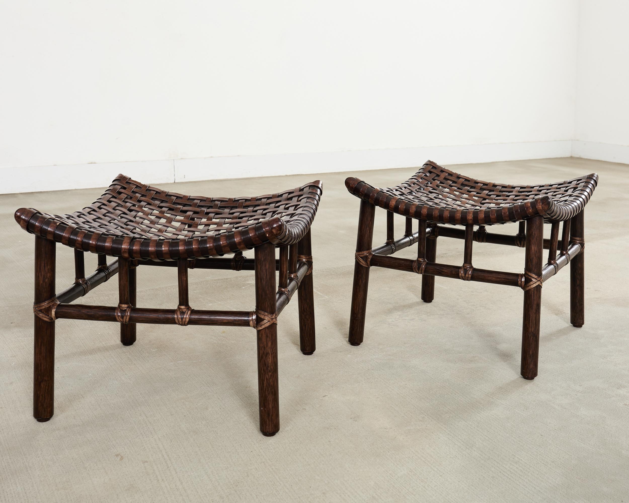 Fatto a mano Coppia di sgabelli McGuire in pelle intrecciata e rattan in vendita