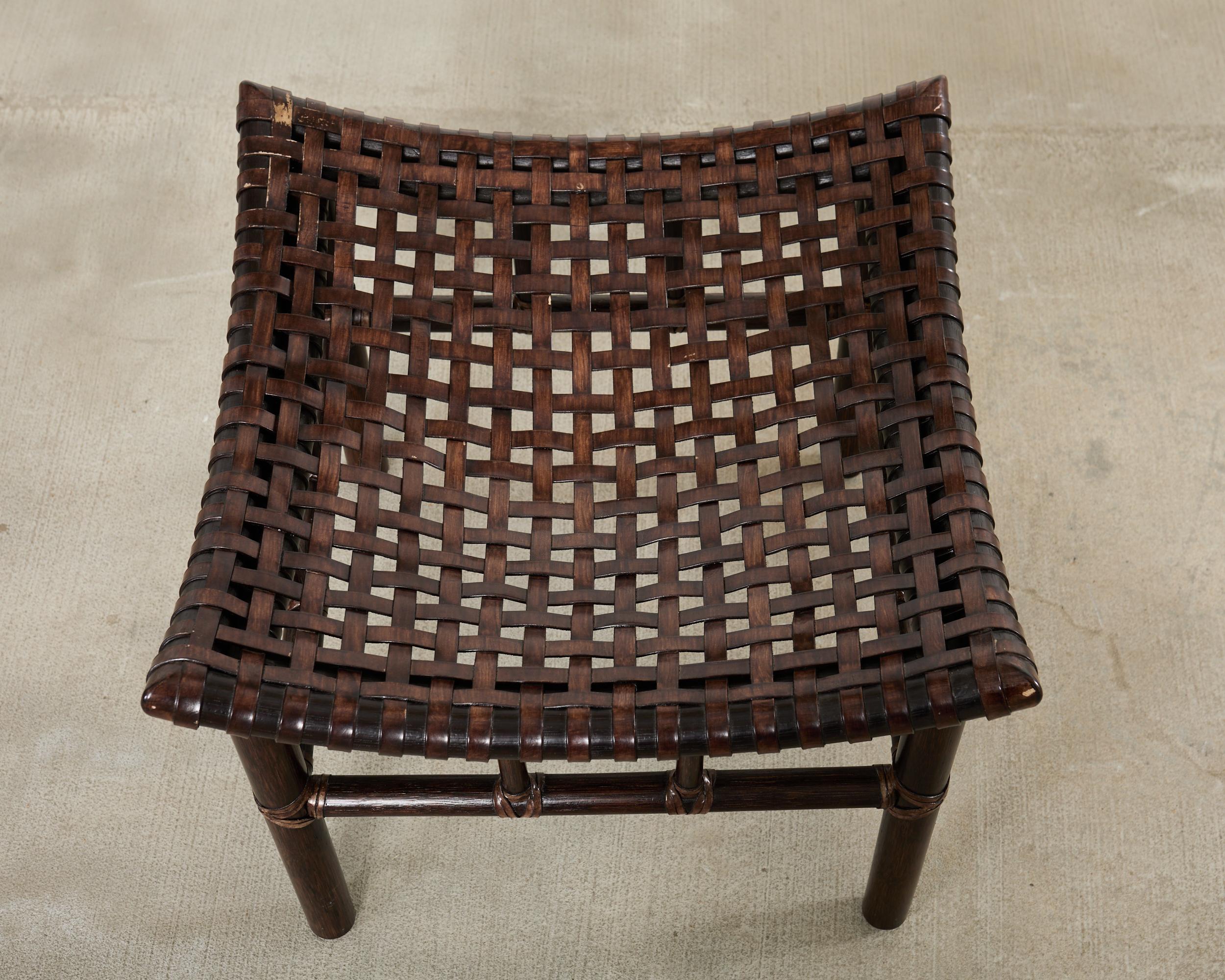 XX secolo Coppia di sgabelli McGuire in pelle intrecciata e rattan in vendita