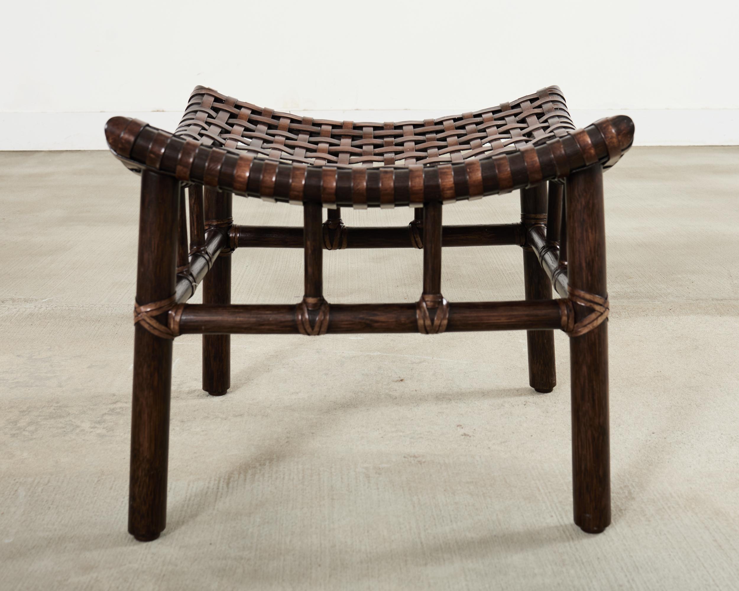 Pelle Coppia di sgabelli McGuire in pelle intrecciata e rattan in vendita