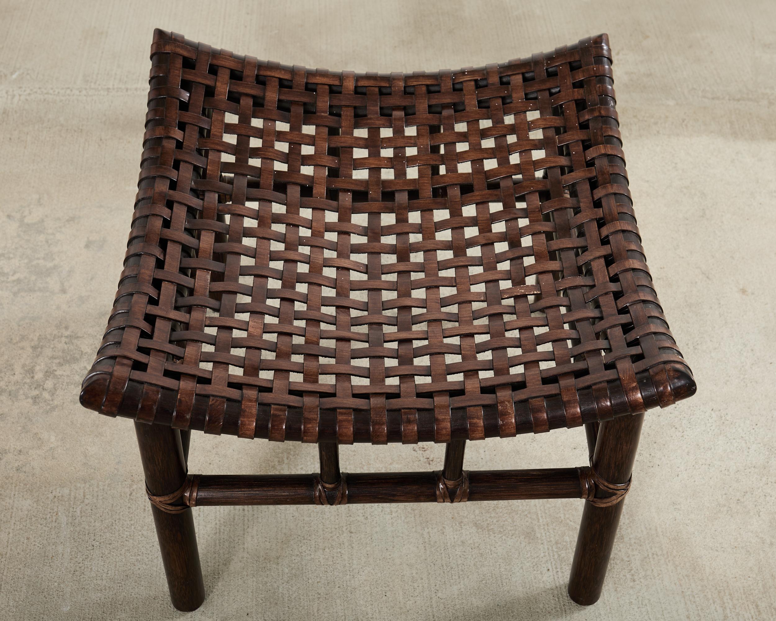 Coppia di sgabelli McGuire in pelle intrecciata e rattan in vendita 1