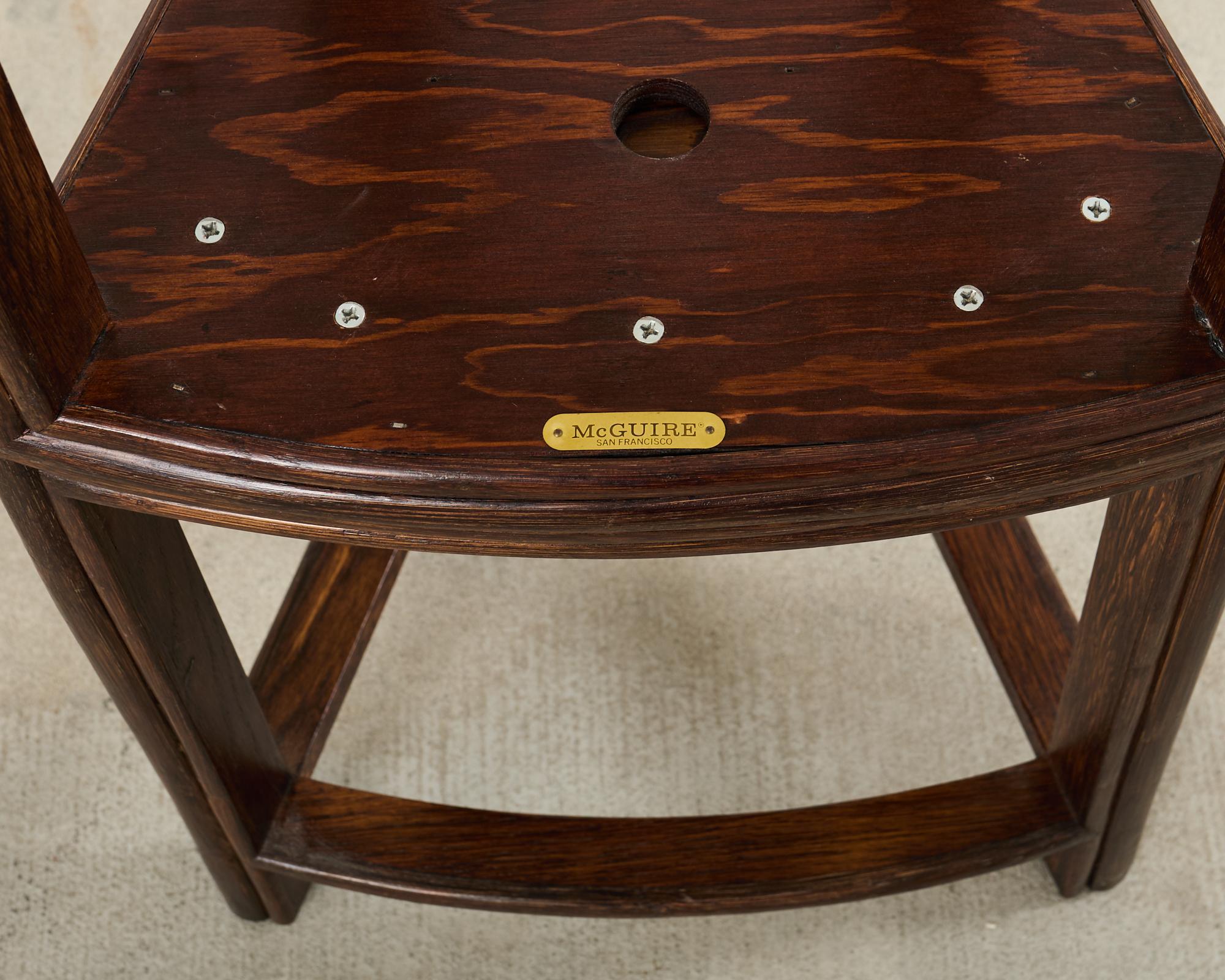 Pair of McGuire Midcentury Oak Demilune Stools en venta 11