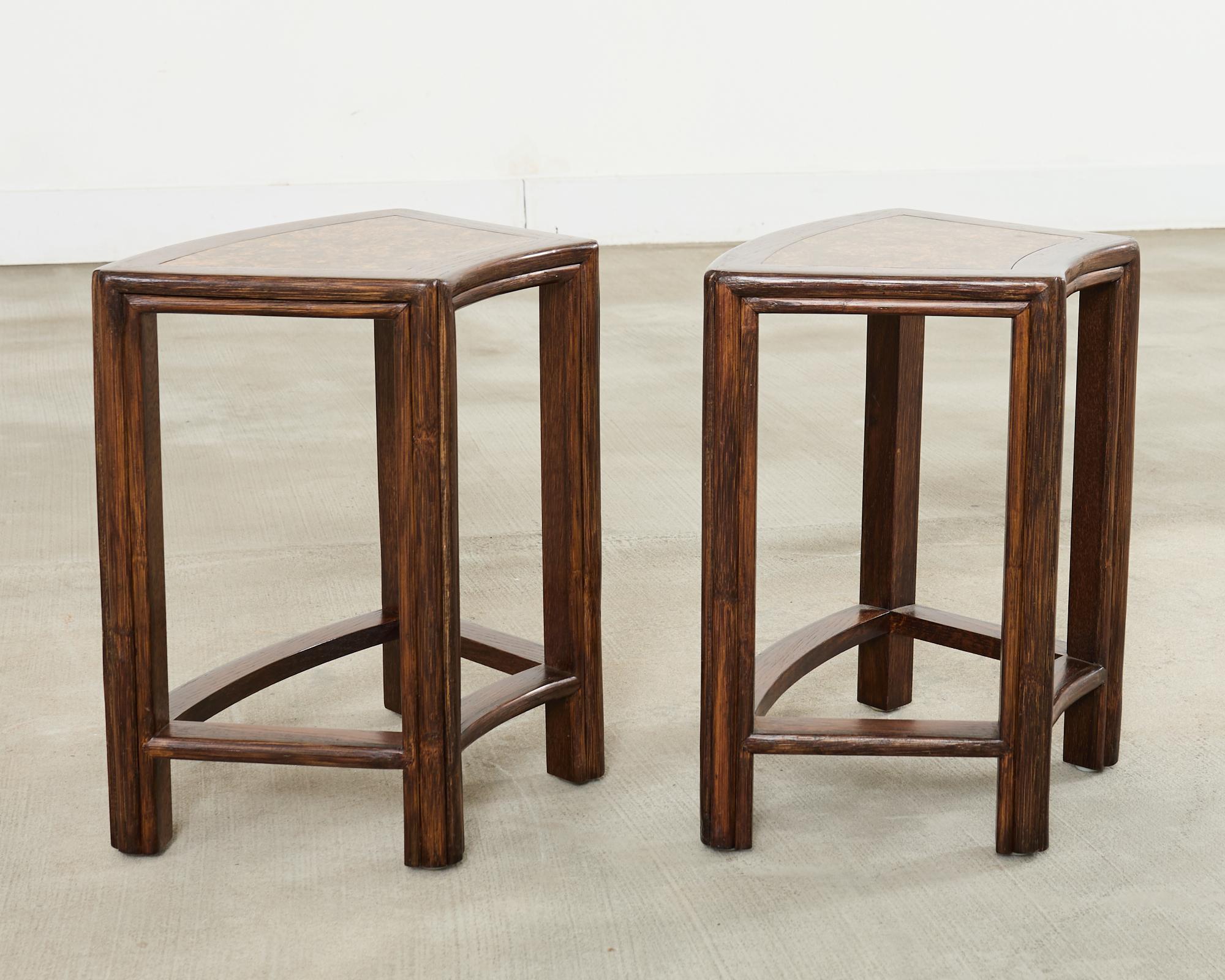 Pair of McGuire Midcentury Oak Demilune Stools Tallado a mano en venta