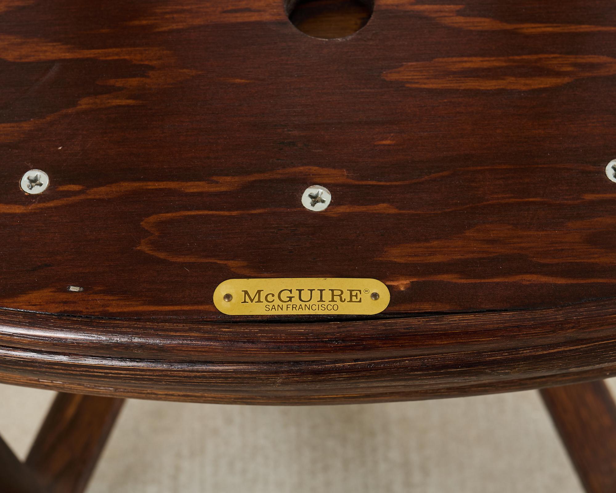 Pair of McGuire Midcentury Oak Demilune Stools siglo XX en venta