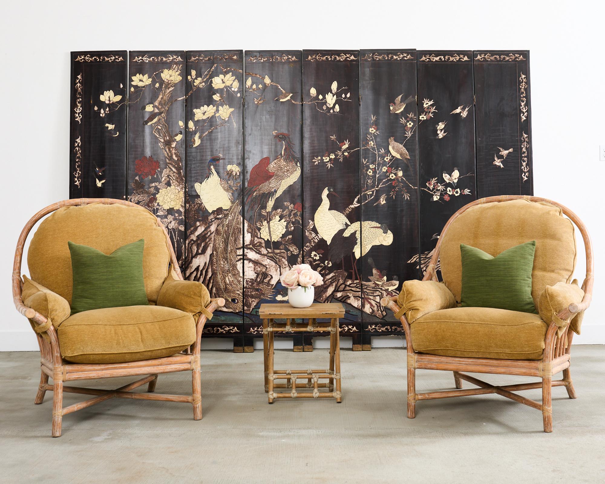 Pareja a medida de tumbonas o sillones club de estilo moderno orgánico de gran tamaño y otomana fabricados en estilo costero californiano por artesanos McGuire. Las sillas tienen un gran armazón de ratán de palo curvado y roble atado con cordones de