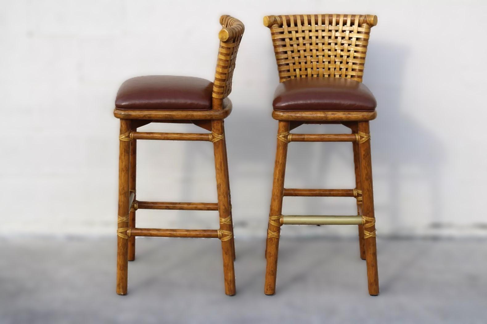 Coppia di sgabelli da bar McGuire in rattan e pelle di vitello allacciata in vendita 4