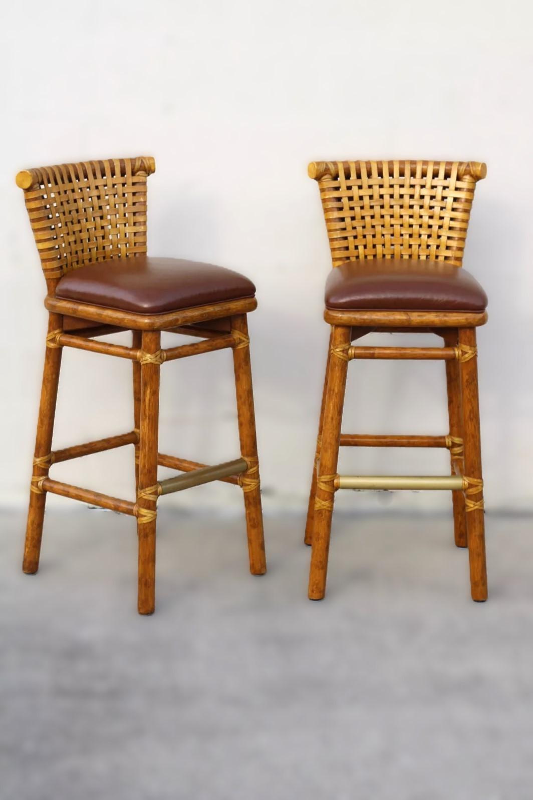 Una coppia di sgabelli moderni organici McGuire realizzati a mano con il marchio McGuire San Francisco. Modello LO-355/SL, progettato da John McGuire. L'uso di cuoio e rattan intrecciato conferisce a questi sgabelli da bar un'eleganza disinvolta. Il