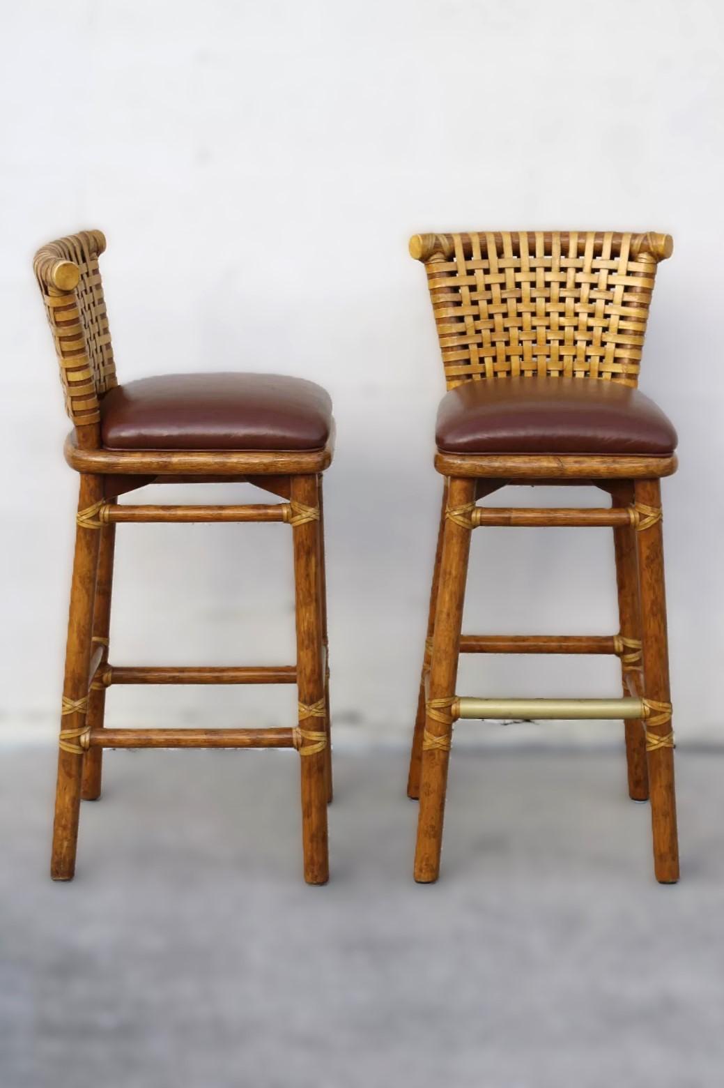 Americano Coppia di sgabelli da bar McGuire in rattan e pelle di vitello allacciata in vendita