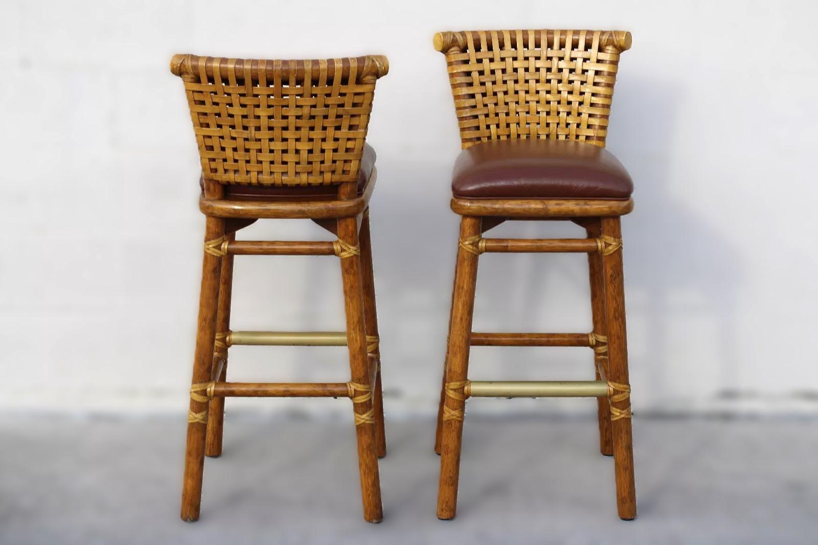 Coppia di sgabelli da bar McGuire in rattan e pelle di vitello allacciata In condizioni buone in vendita a Vero Beach, FL