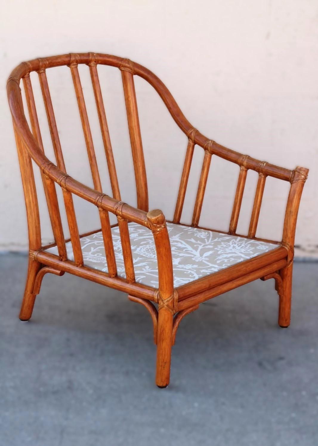 Un par de modernas tumbonas orgánicas de ratán diseñadas por la innovadora Elinor McGuire para McGuire San Francisco. Sobredimensionadas para mayor comodidad, las sillas presentan grandes armazones de ratán curvado hecho a mano junto con el